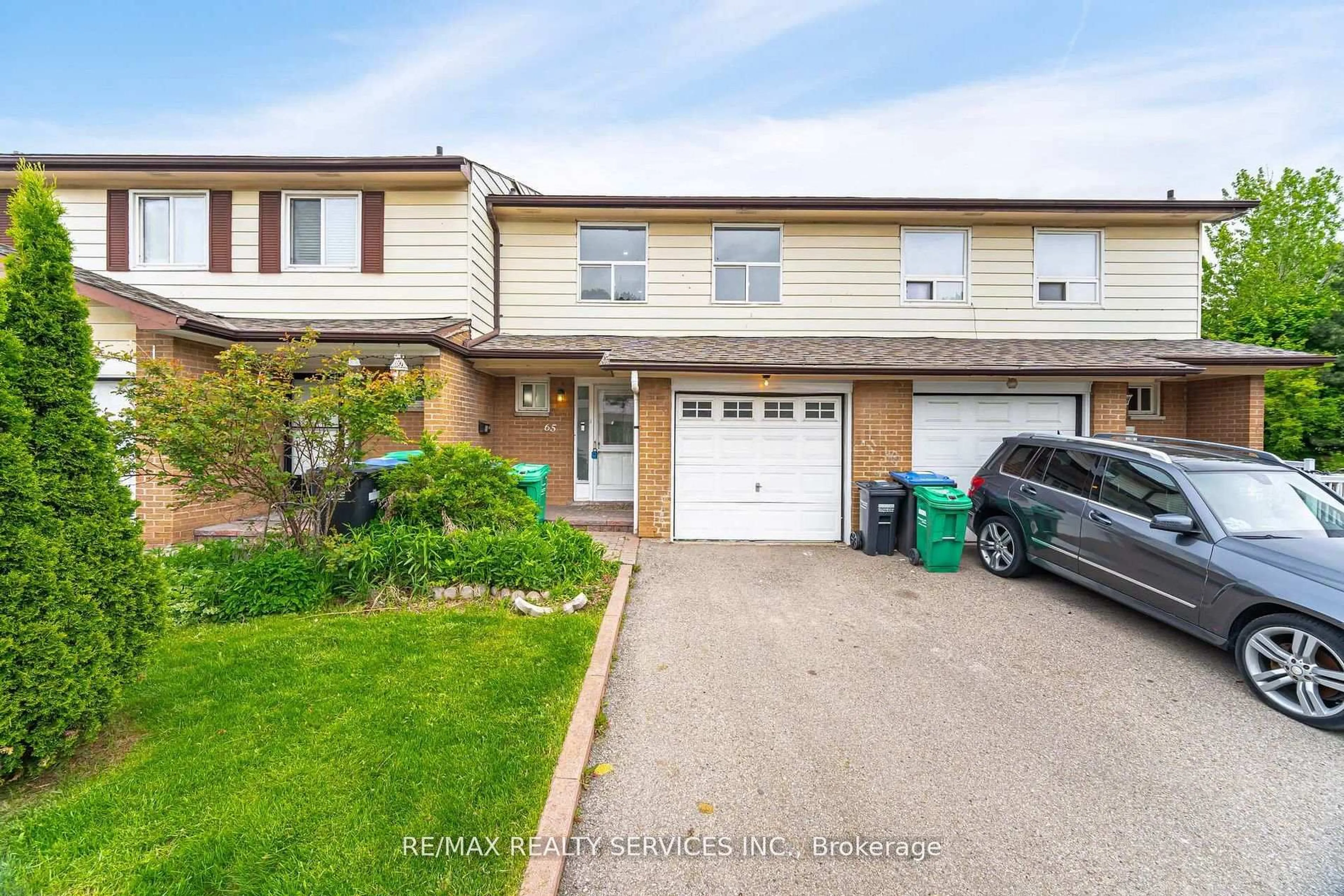 A pic from outside/outdoor area/front of a property/back of a property/a pic from drone, street for 3525 Brandon Gate Dr #65, Mississauga Ontario L4T 3M3