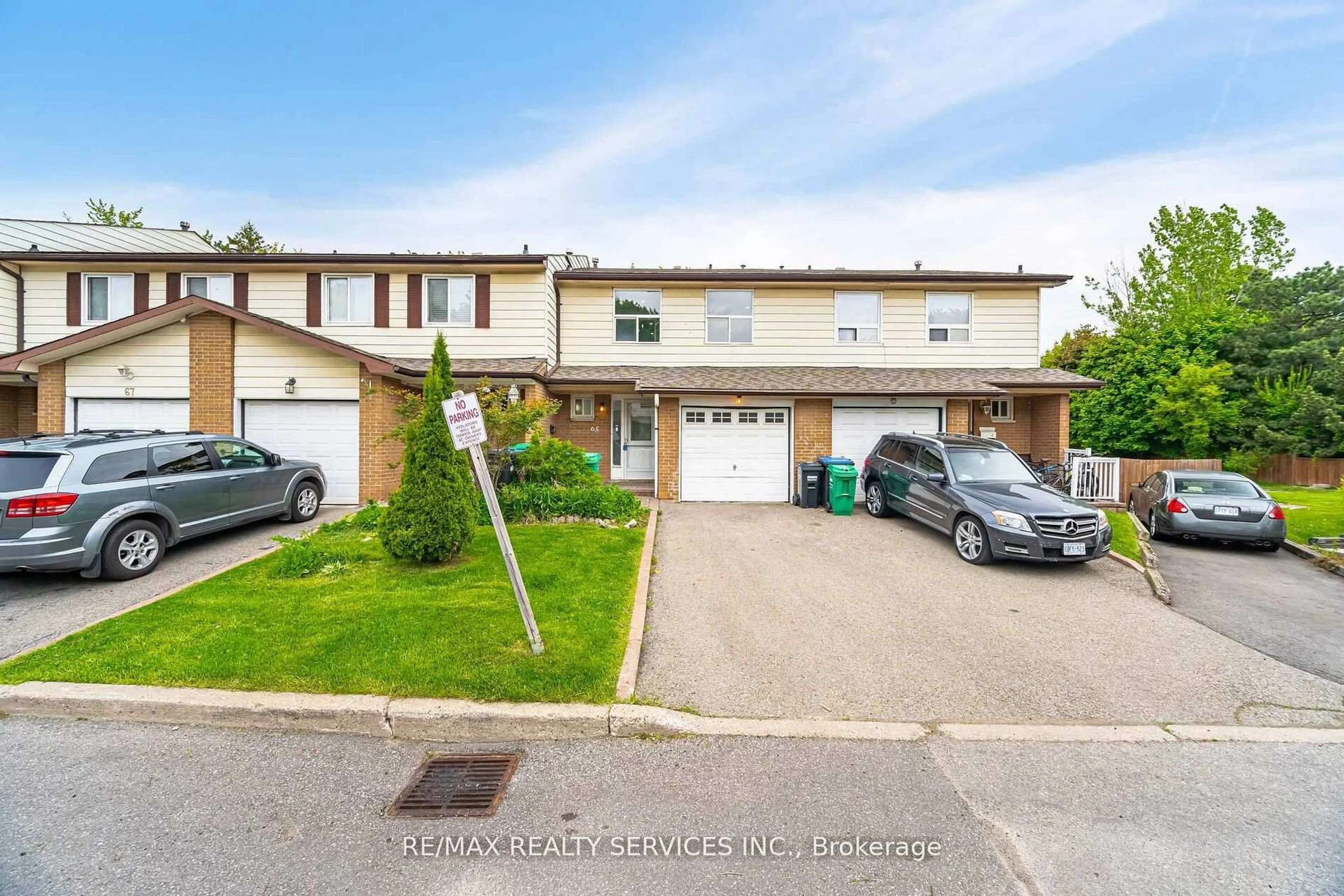 A pic from outside/outdoor area/front of a property/back of a property/a pic from drone, street for 3525 Brandon Gate Dr #65, Mississauga Ontario L4T 3M3