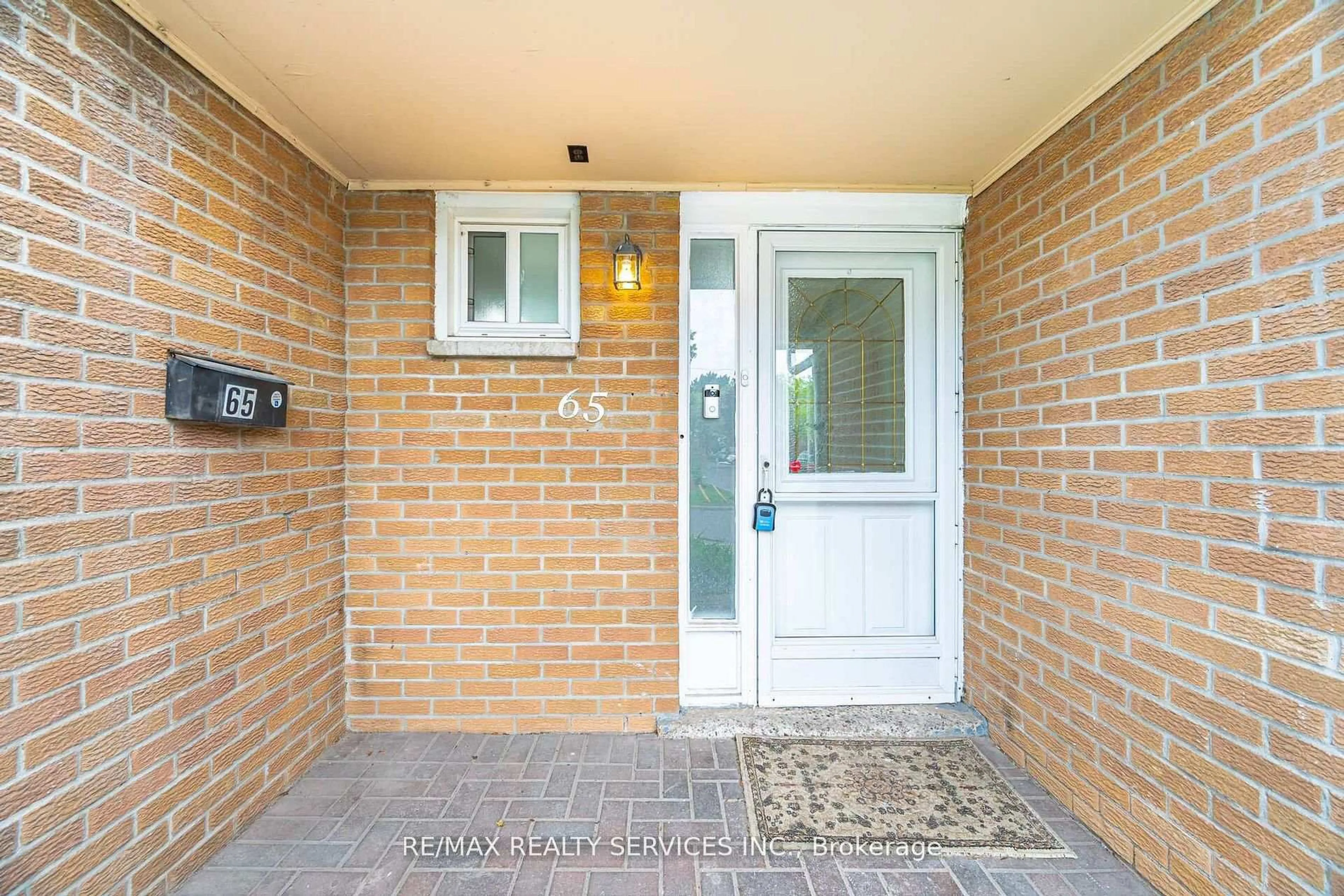 Indoor entryway for 3525 Brandon Gate Dr #65, Mississauga Ontario L4T 3M3
