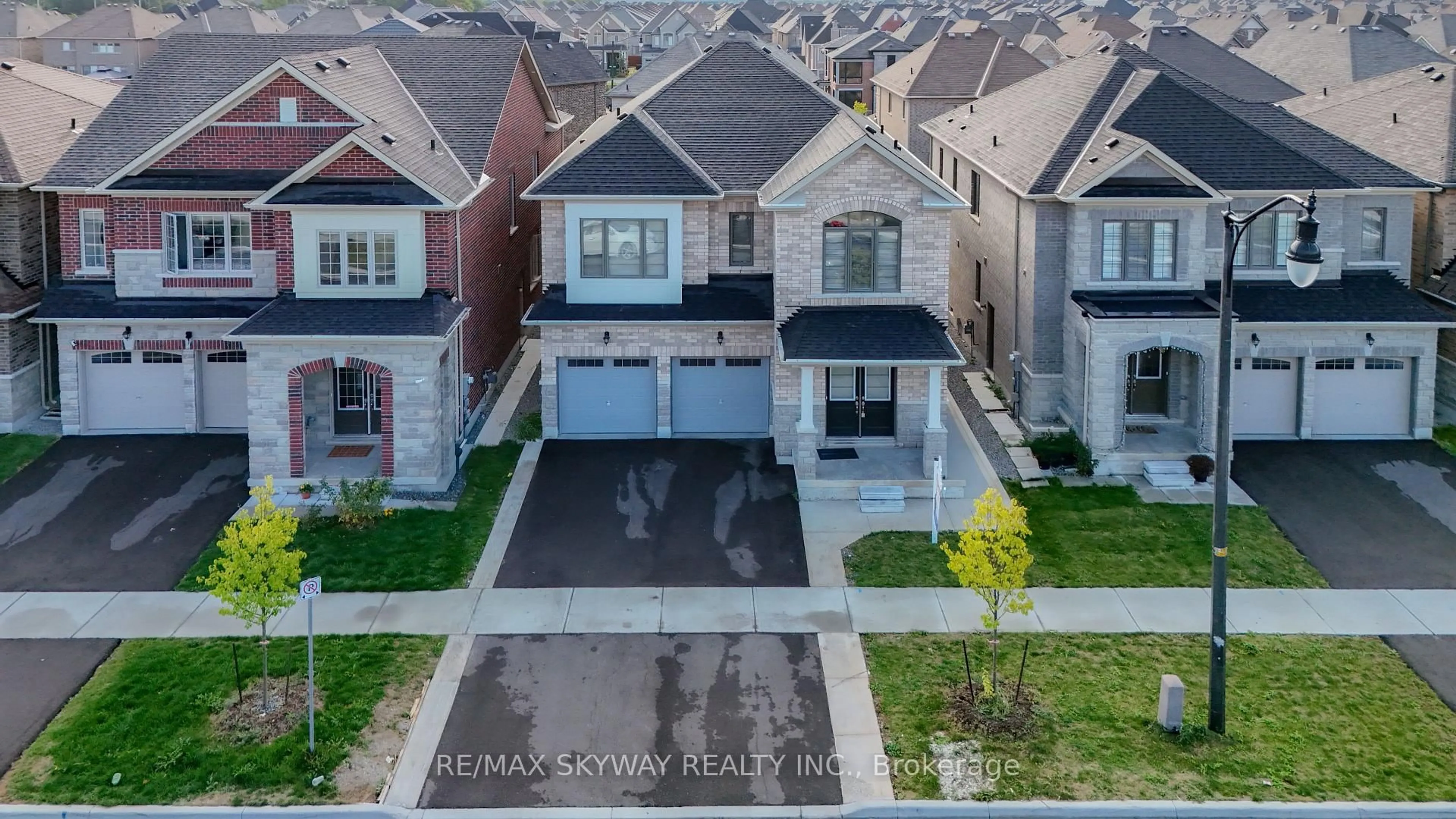 A pic from outside/outdoor area/front of a property/back of a property/a pic from drone, street for 379 Valleyway Dr, Brampton Ontario L6X 5S7