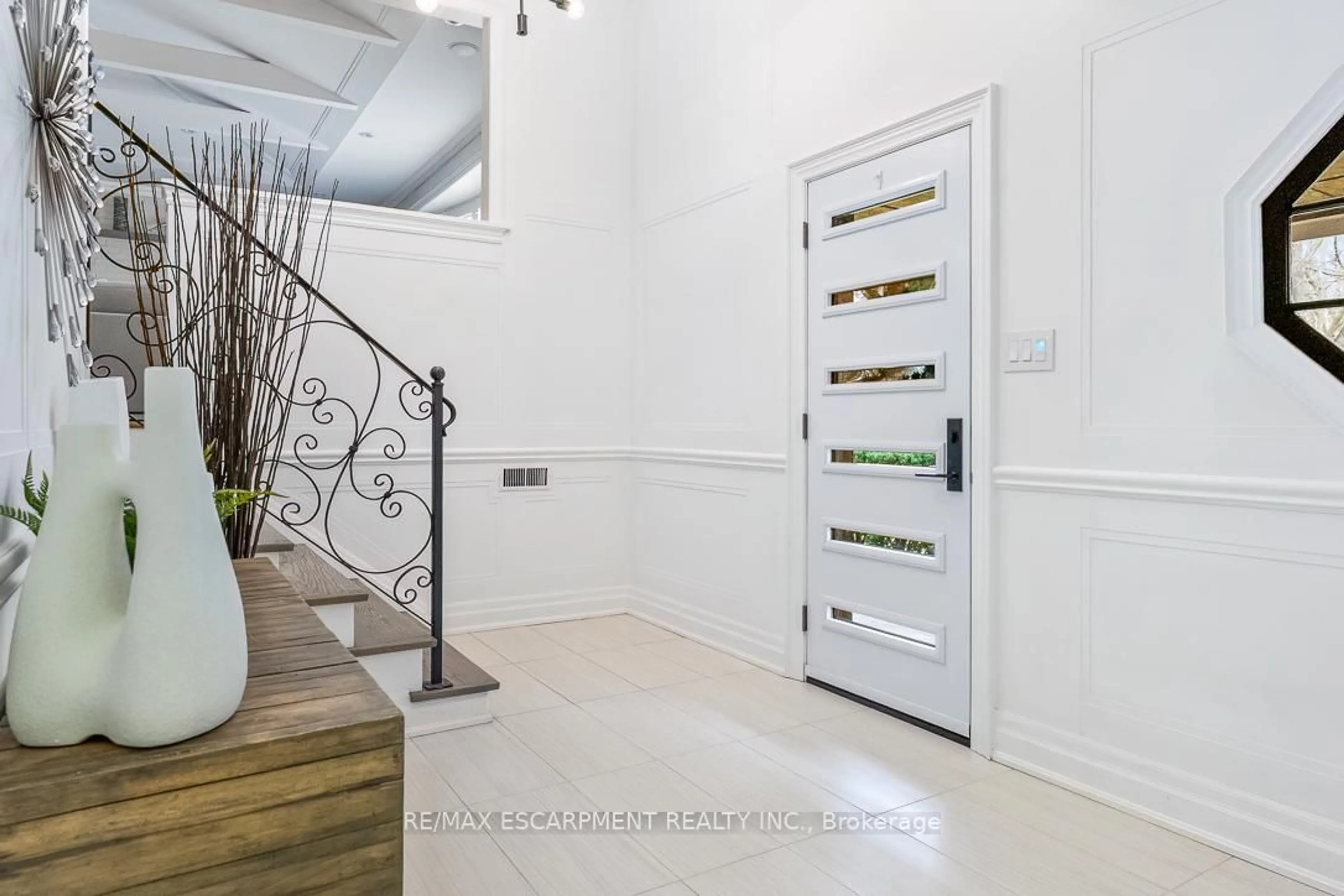 Indoor entryway for 1176 Greenoaks Dr, Mississauga Ontario L5J 3A2