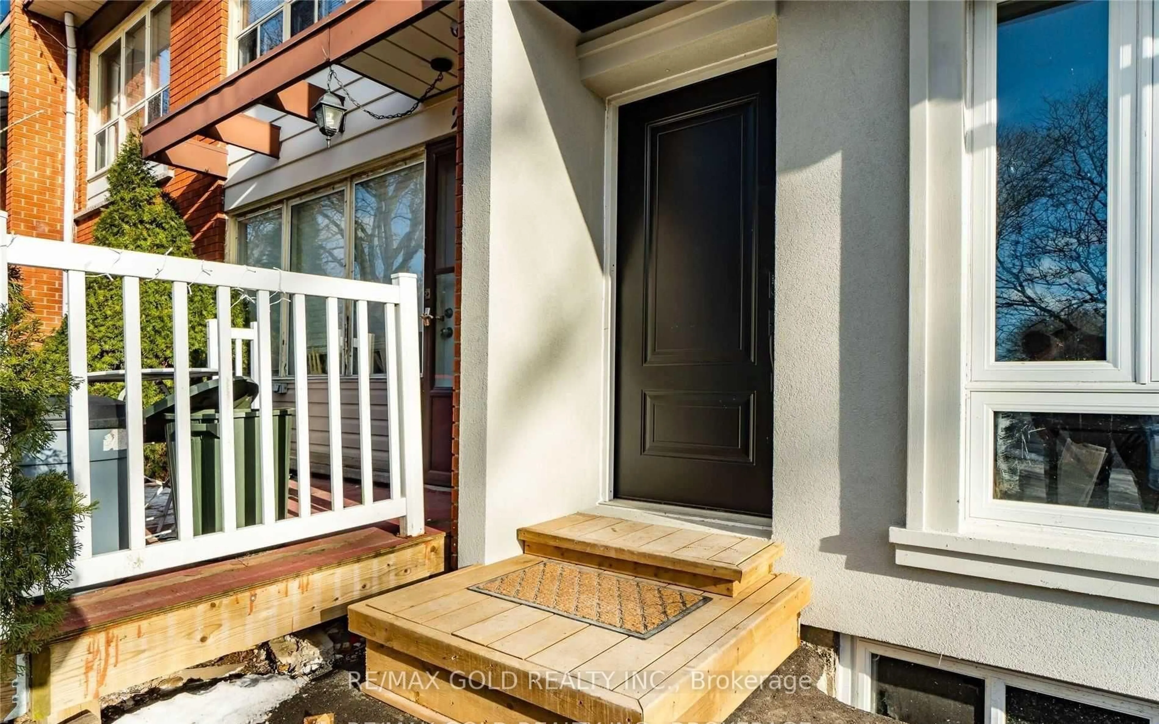 Indoor entryway for 2404 Maryvale Crt, Burlington Ontario L7P 2P2