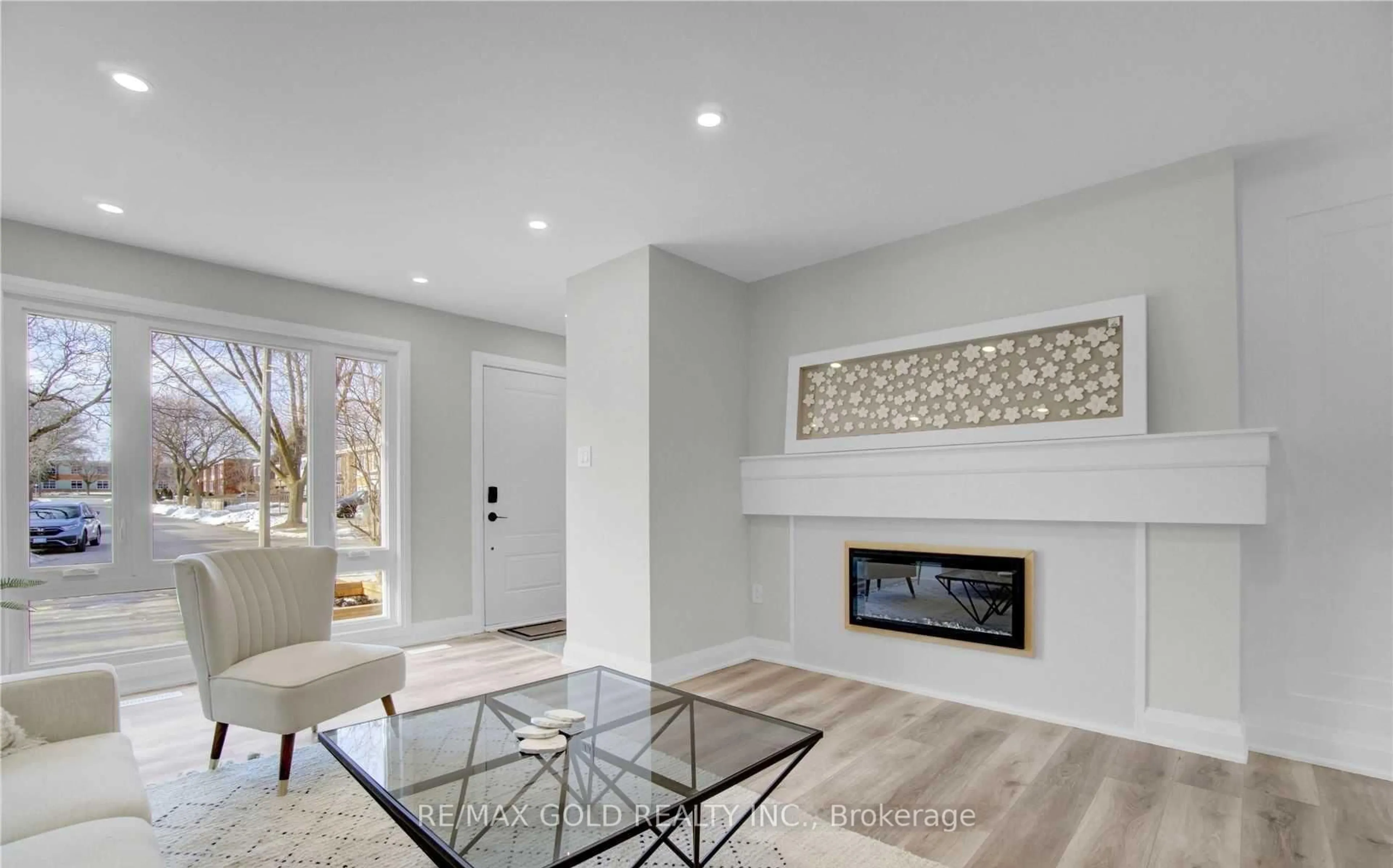 Living room with furniture, unknown for 2404 Maryvale Crt, Burlington Ontario L7P 2P2