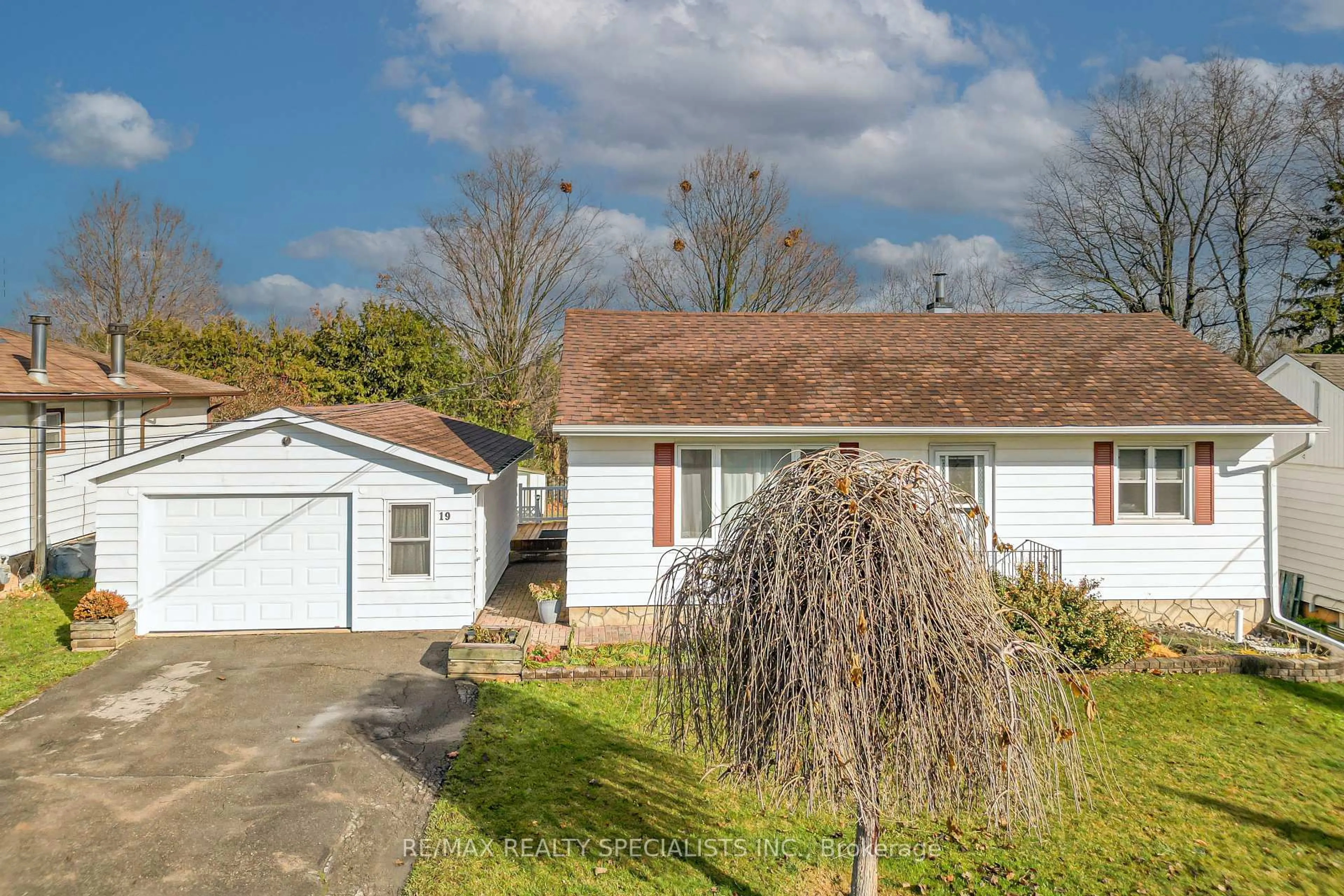 A pic from outside/outdoor area/front of a property/back of a property/a pic from drone, street for 19 Temple Rd, Halton Hills Ontario L7G 3J6