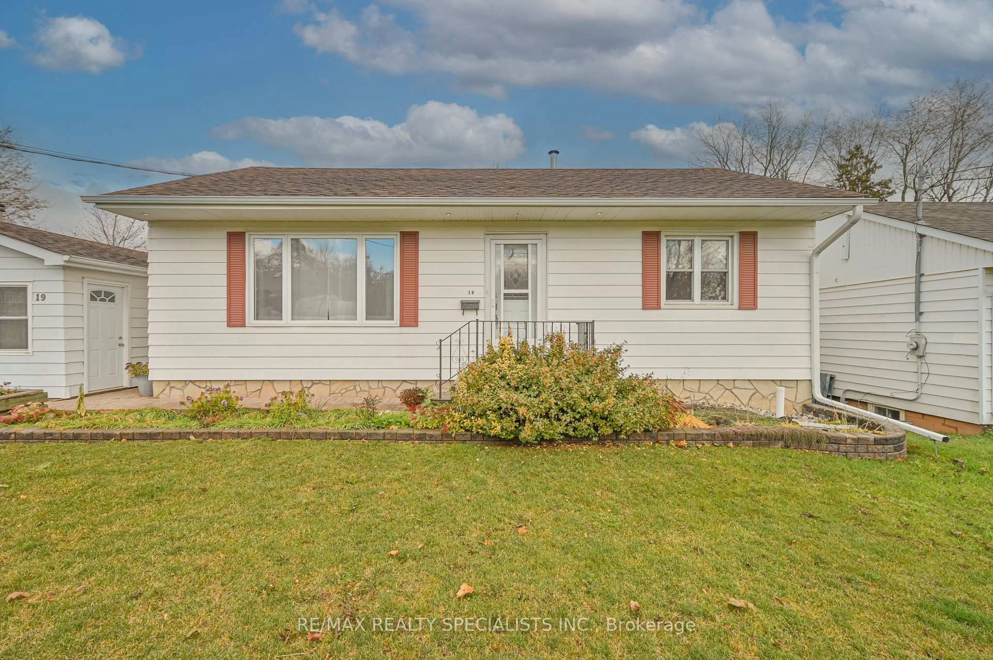 Home with vinyl exterior material, unknown for 19 Temple Rd, Halton Hills Ontario L7G 3J6