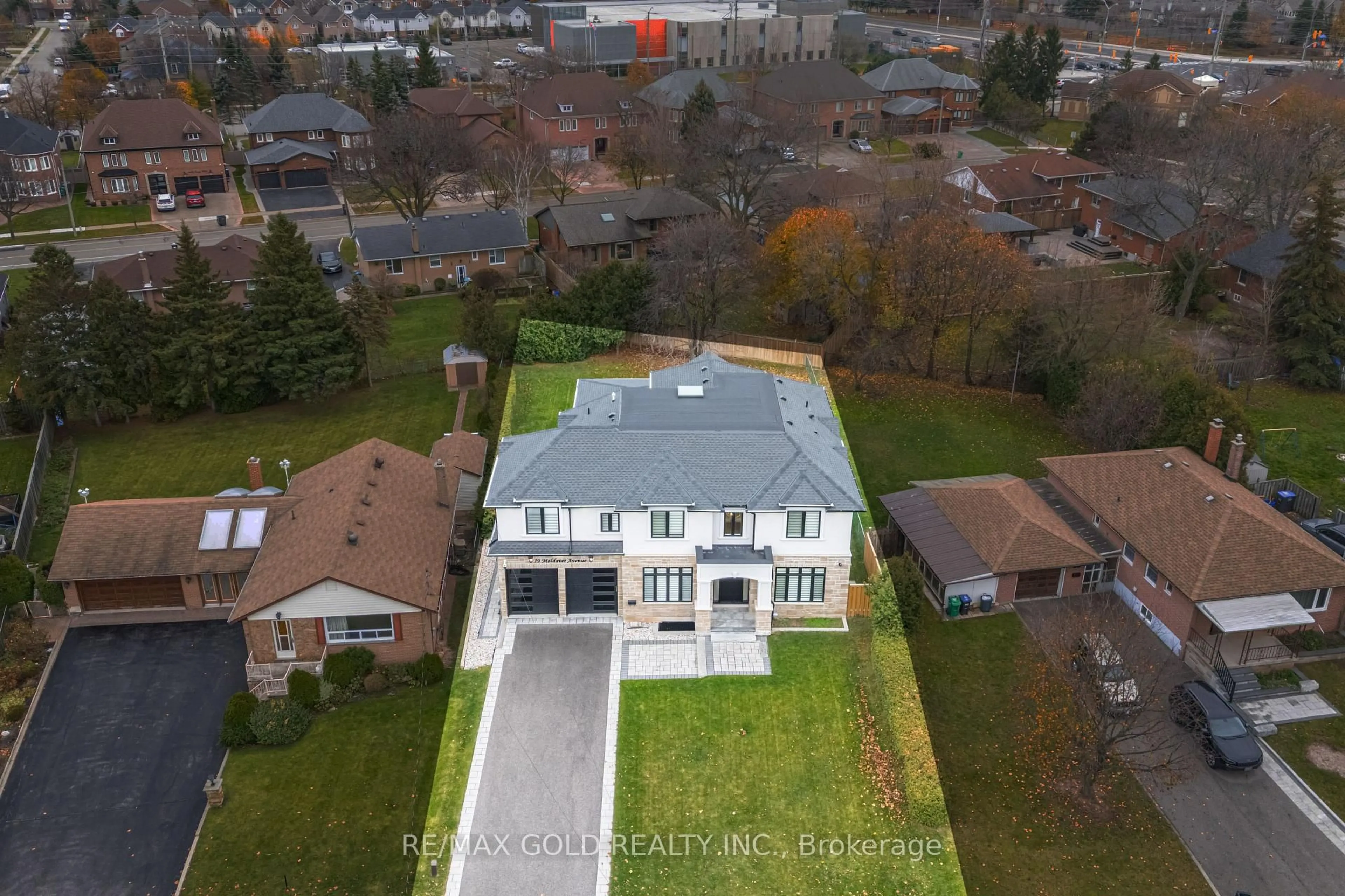 A pic from outside/outdoor area/front of a property/back of a property/a pic from drone, street for 19 Maldaver Ave, Mississauga Ontario L5M 1W4