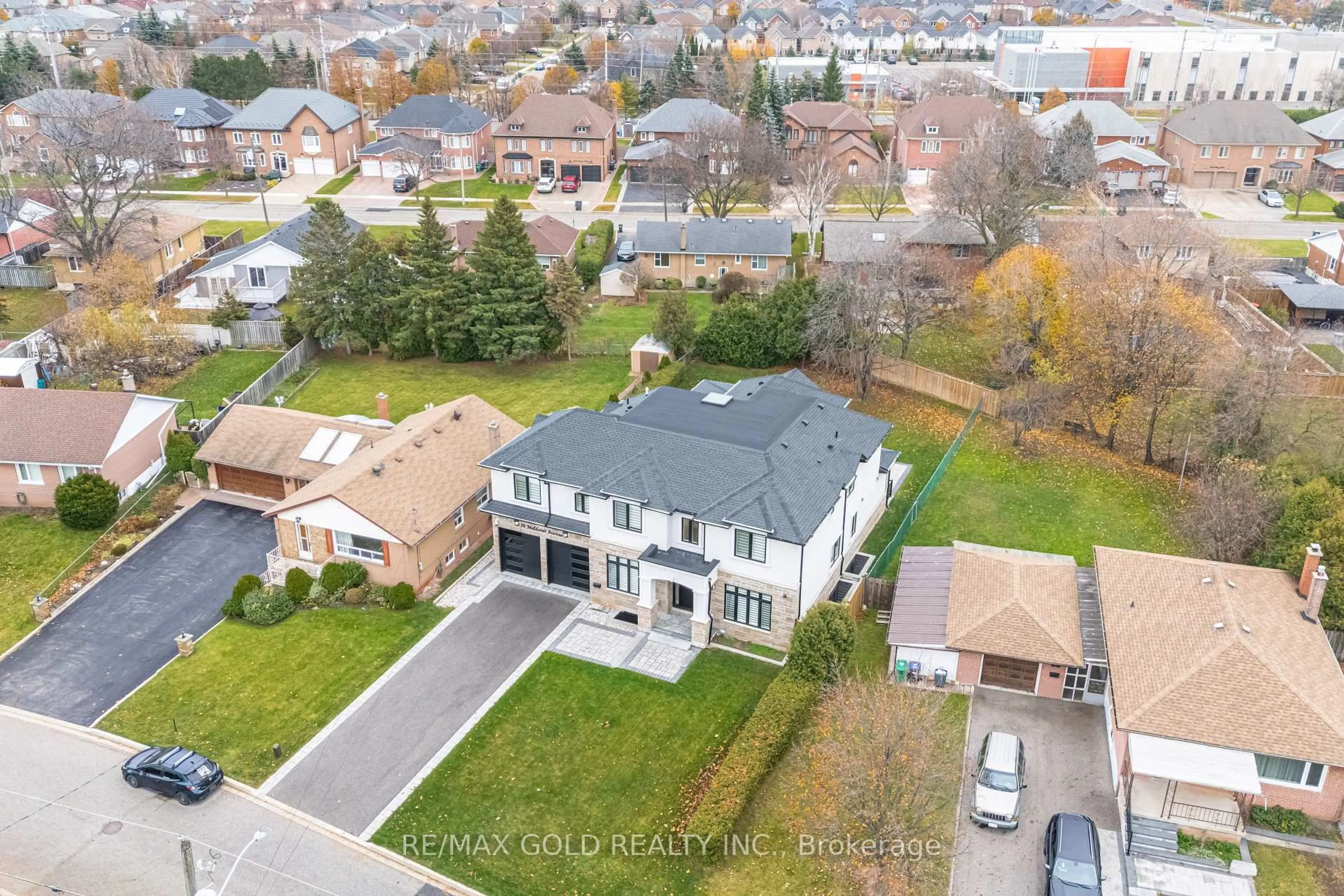 A pic from outside/outdoor area/front of a property/back of a property/a pic from drone, street for 19 Maldaver Ave, Mississauga Ontario L5M 1W4