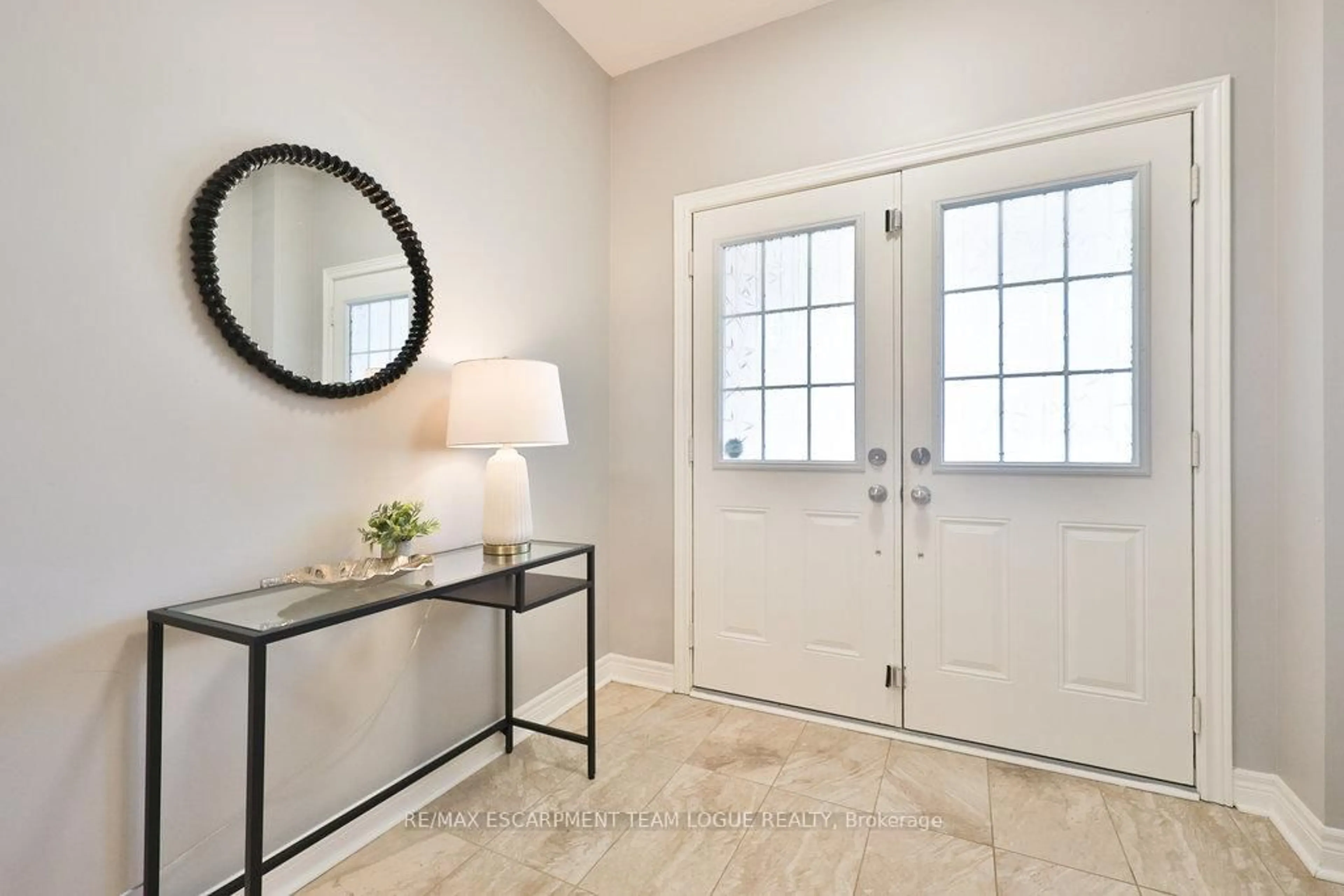 Indoor entryway for 503 Downes Jackson Hts, Milton Ontario L9T 8W2