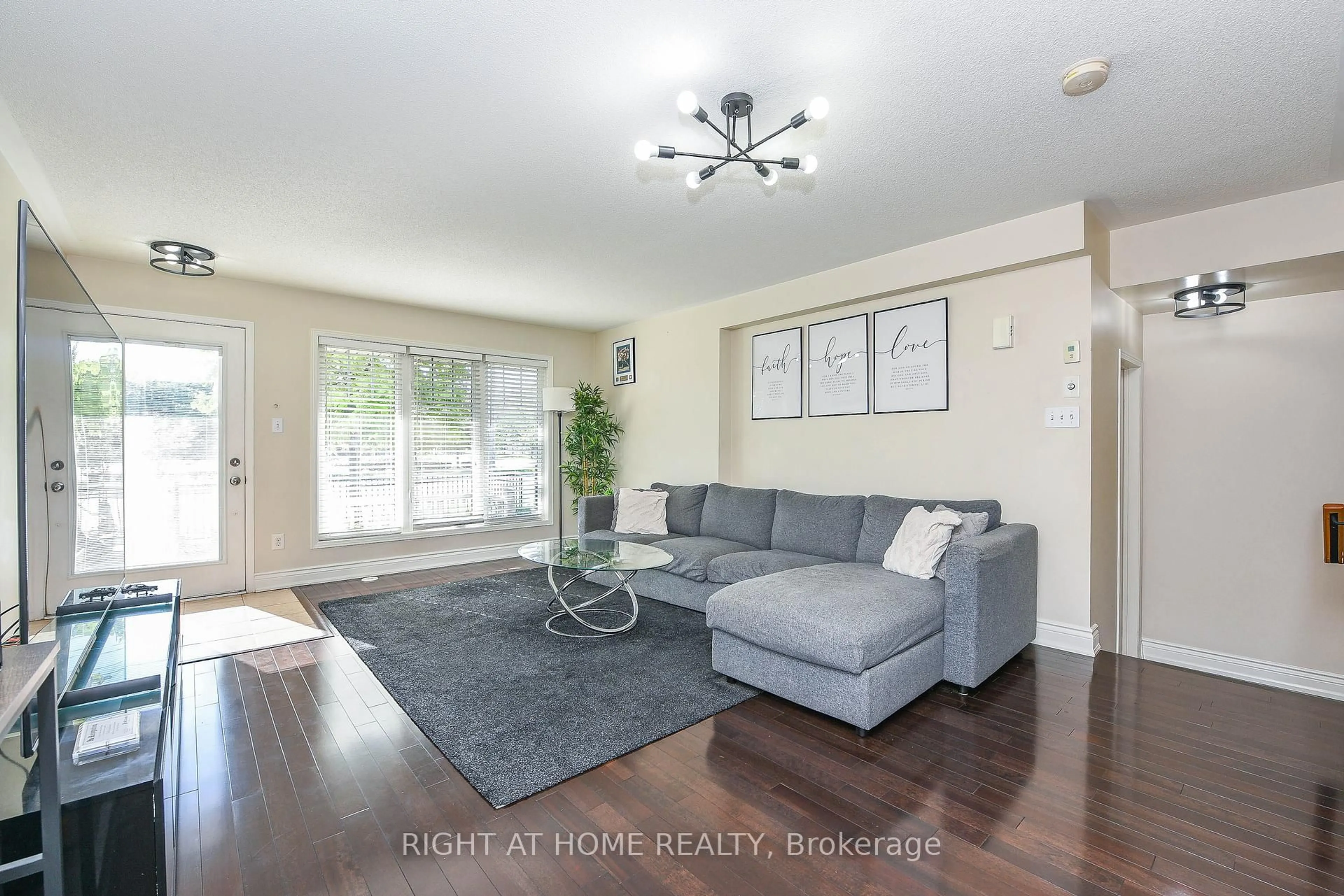 Living room with furniture, unknown for 3335 Thomas St #13, Mississauga Ontario L5M 0N7