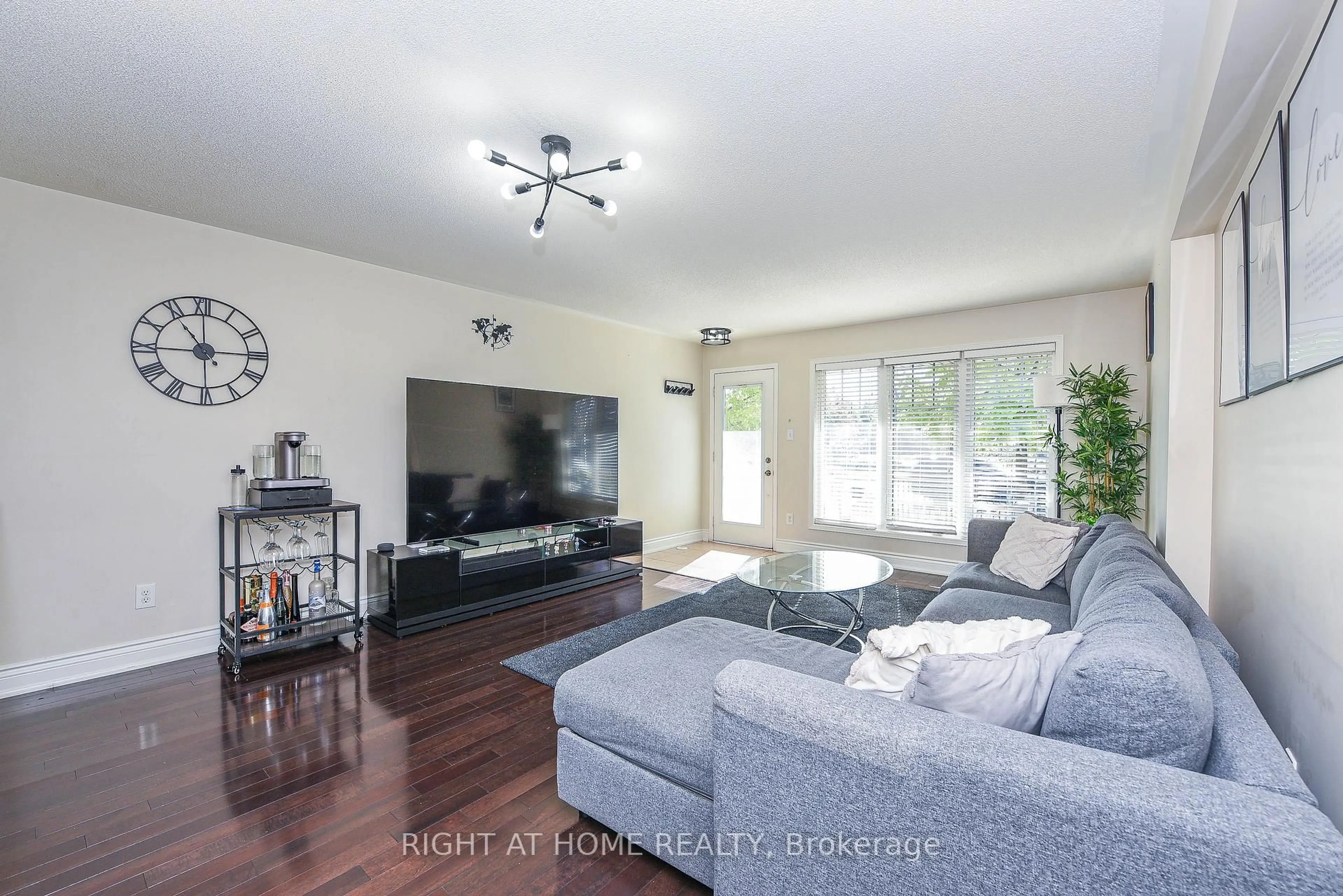 Living room with furniture, unknown for 3335 Thomas St #13, Mississauga Ontario L5M 0N7