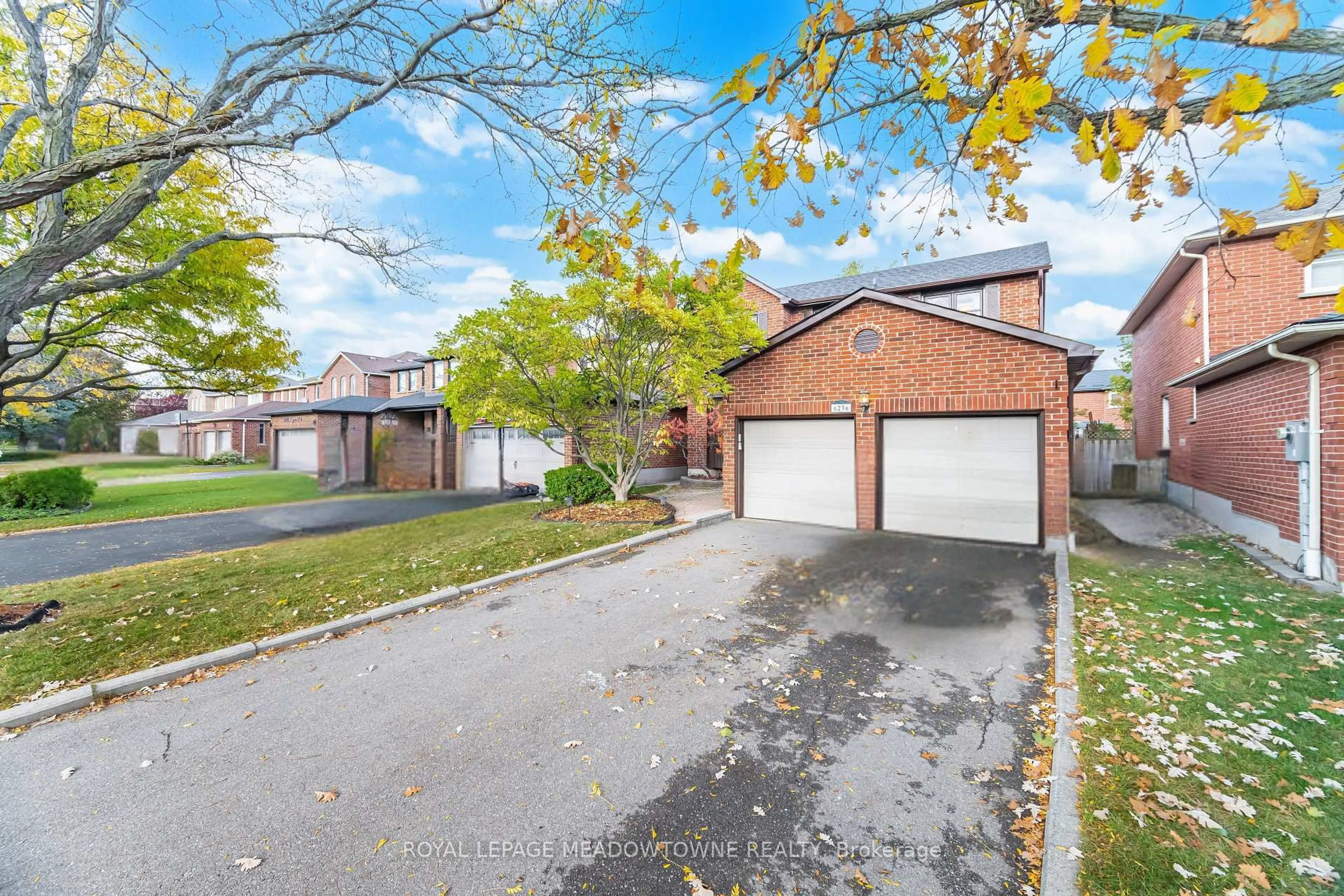 A pic from outside/outdoor area/front of a property/back of a property/a pic from drone, street for 6236 Camgreen Circ, Mississauga Ontario L5N 4M5