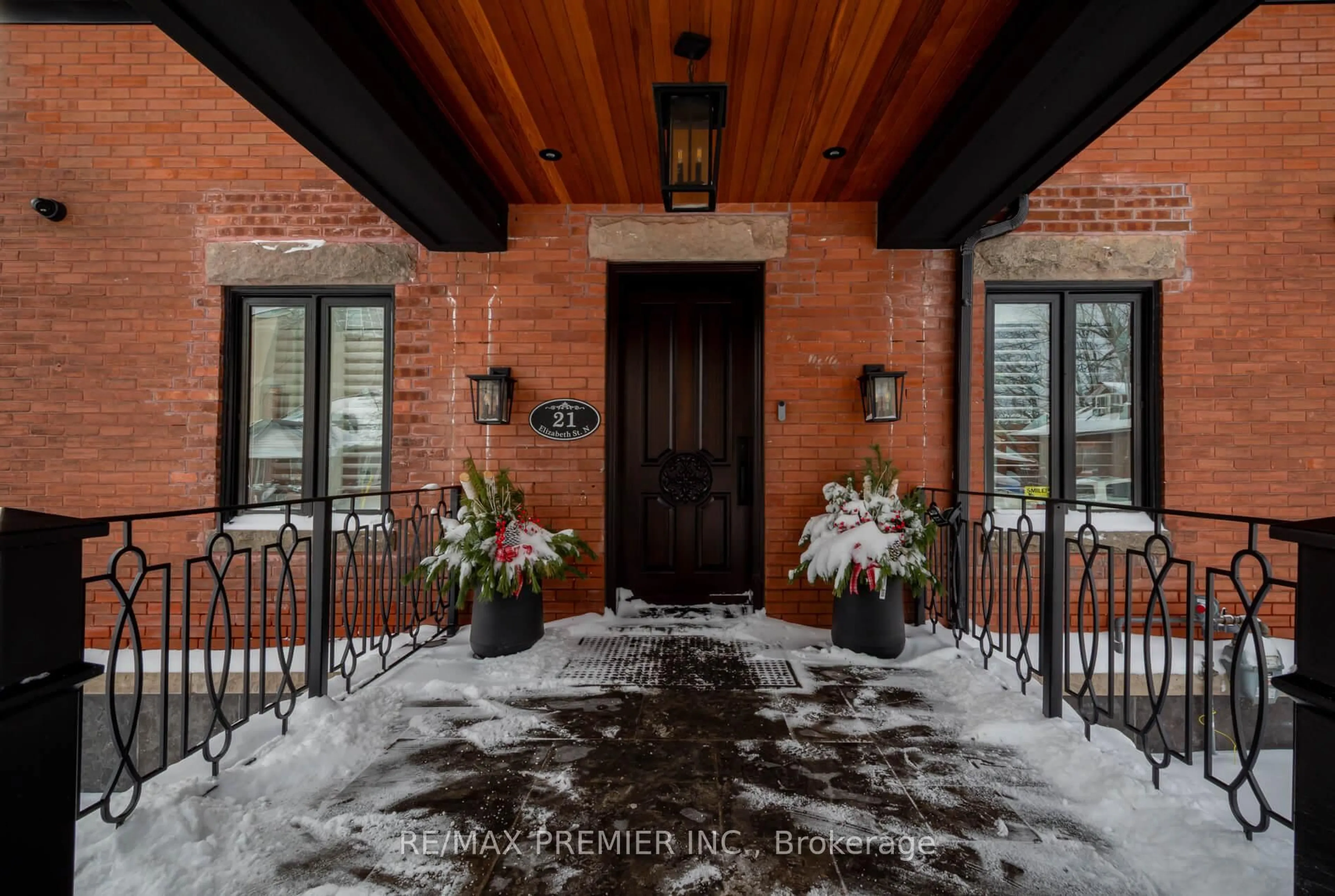 Indoor entryway for 21 Elizabeth St, Brampton Ontario L6X 1S1