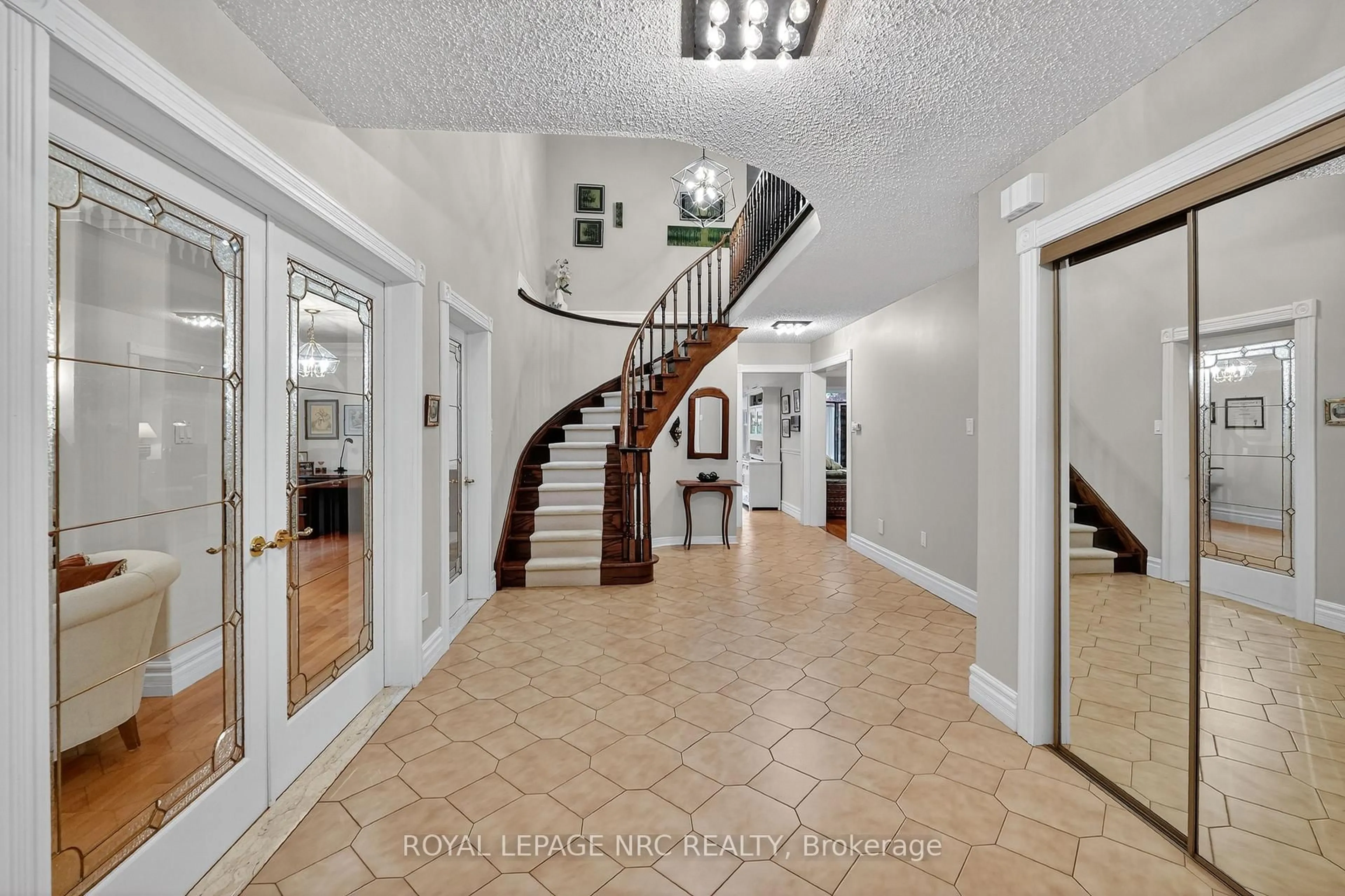 Indoor foyer for 1152 Rushbrooke Dr, Oakville Ontario L6M 1K1