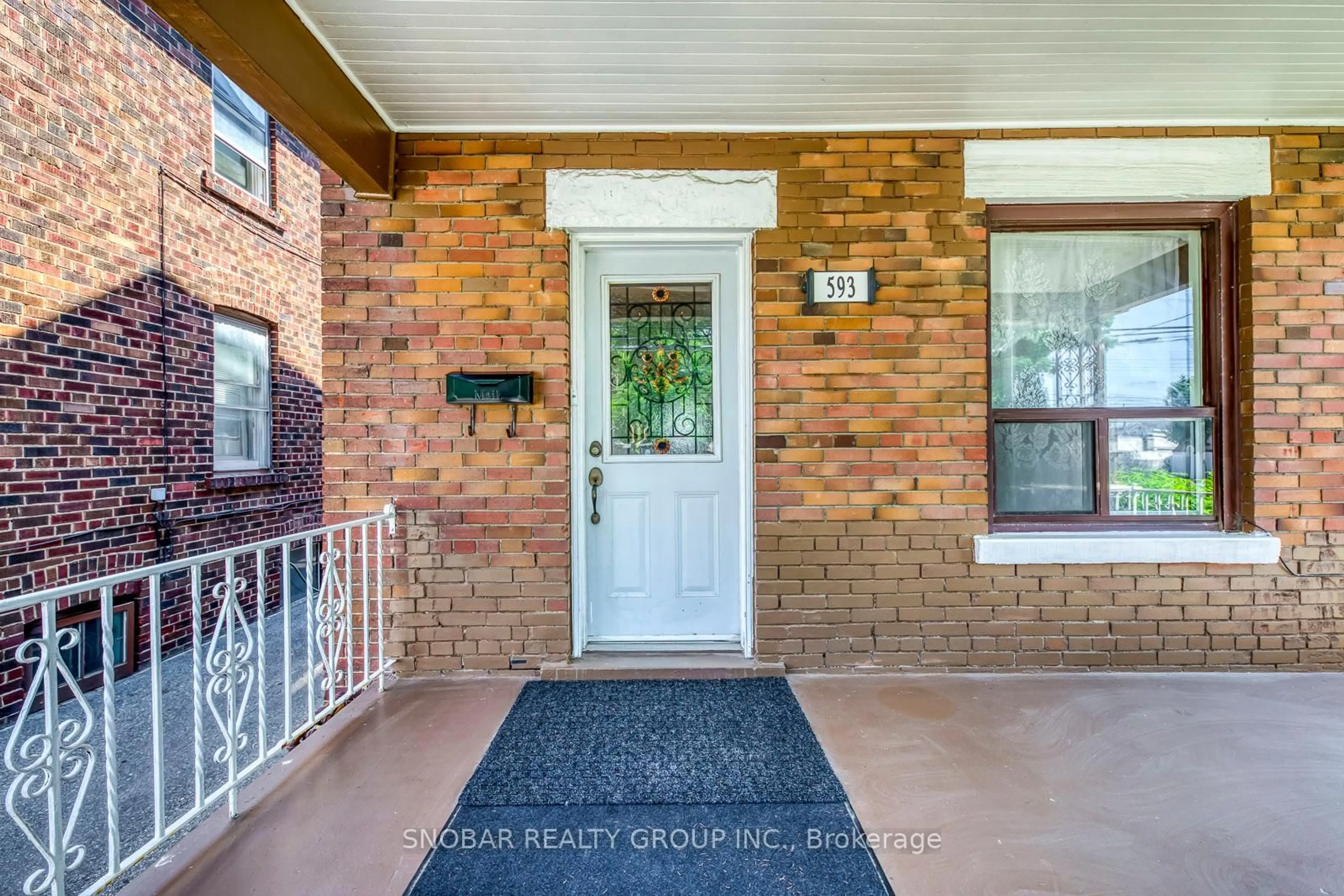 Indoor entryway for 593 Royal York Rd, Toronto Ontario M8Y 2S8