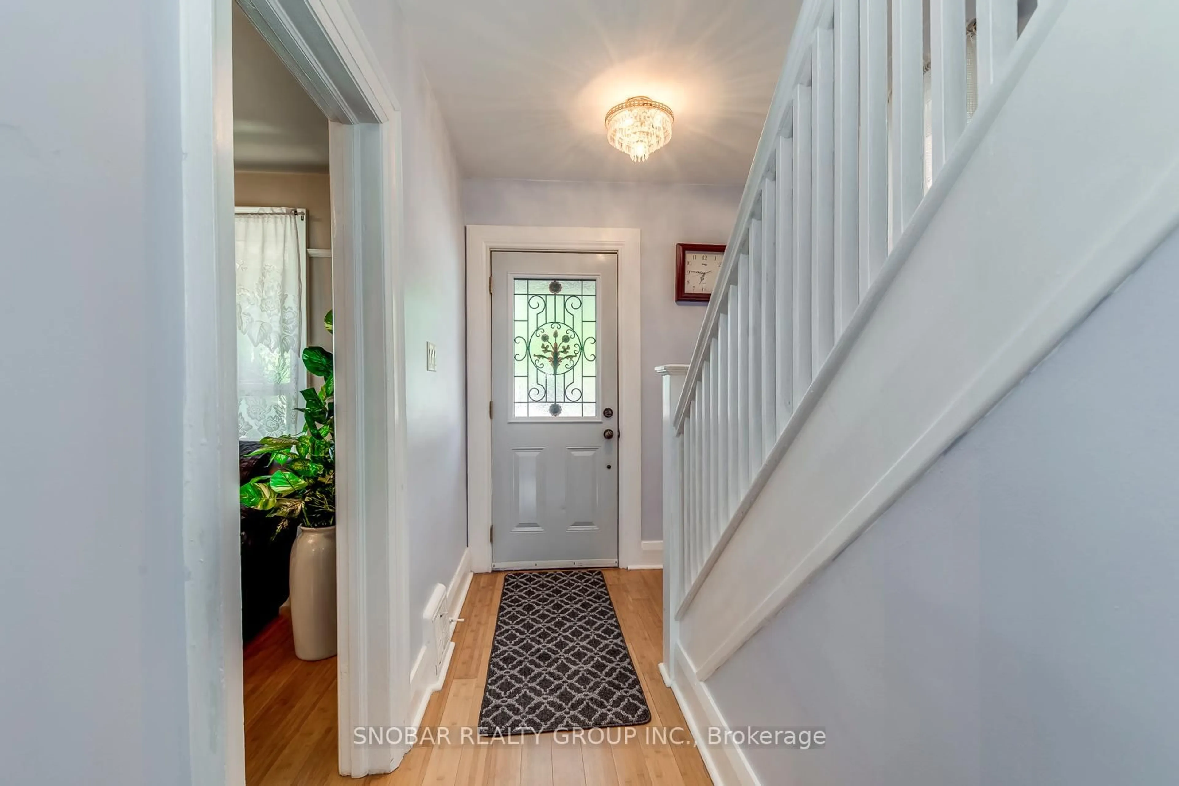 Indoor entryway for 593 Royal York Rd, Toronto Ontario M8Y 2S8