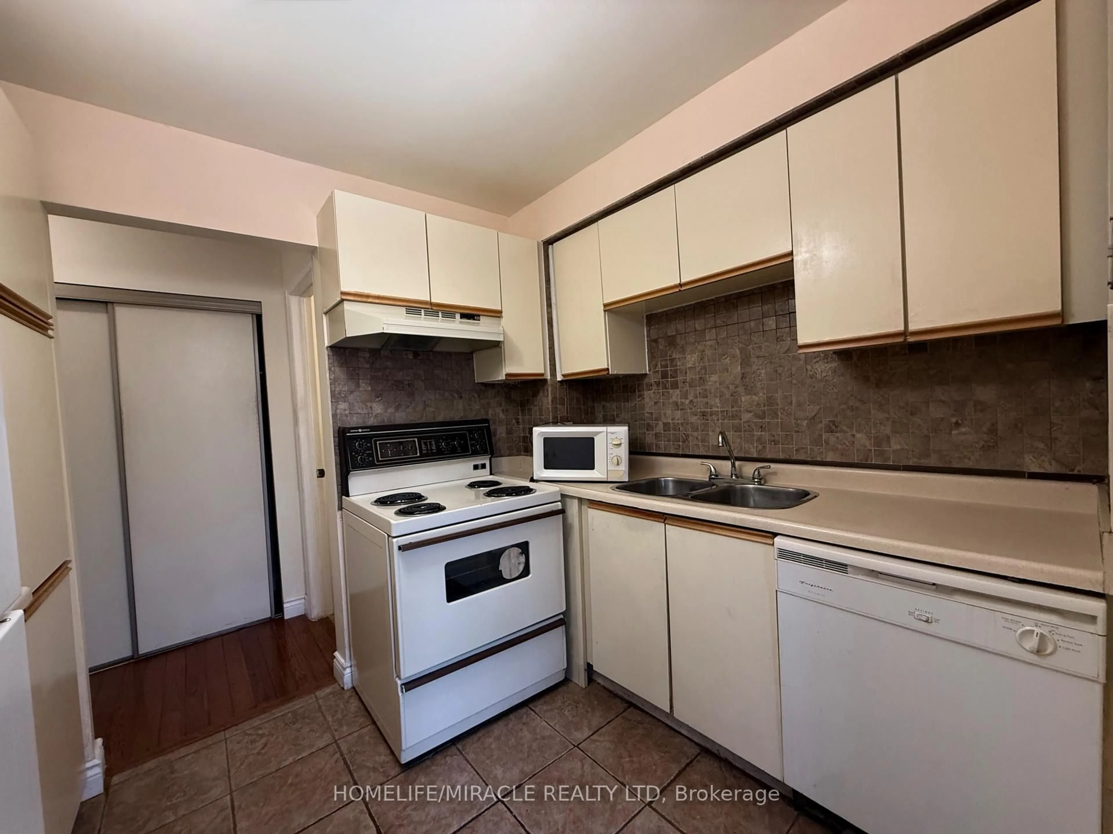 Standard kitchen, unknown for 3510 South Mill Way, Mississauga Ontario L5L 3T9