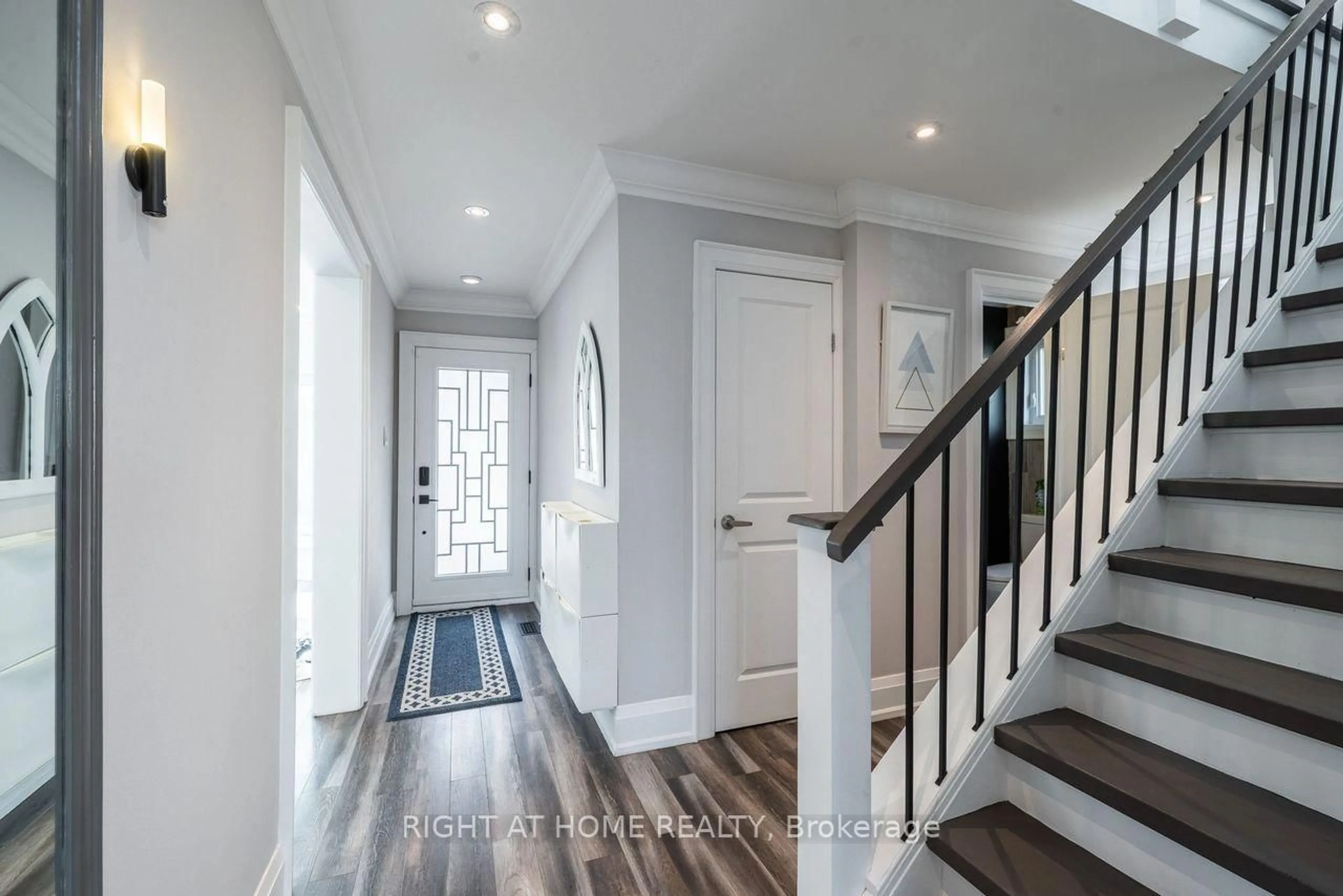 Indoor entryway for 3269 Woodcroft Cres, Burlington Ontario L7M 3K8