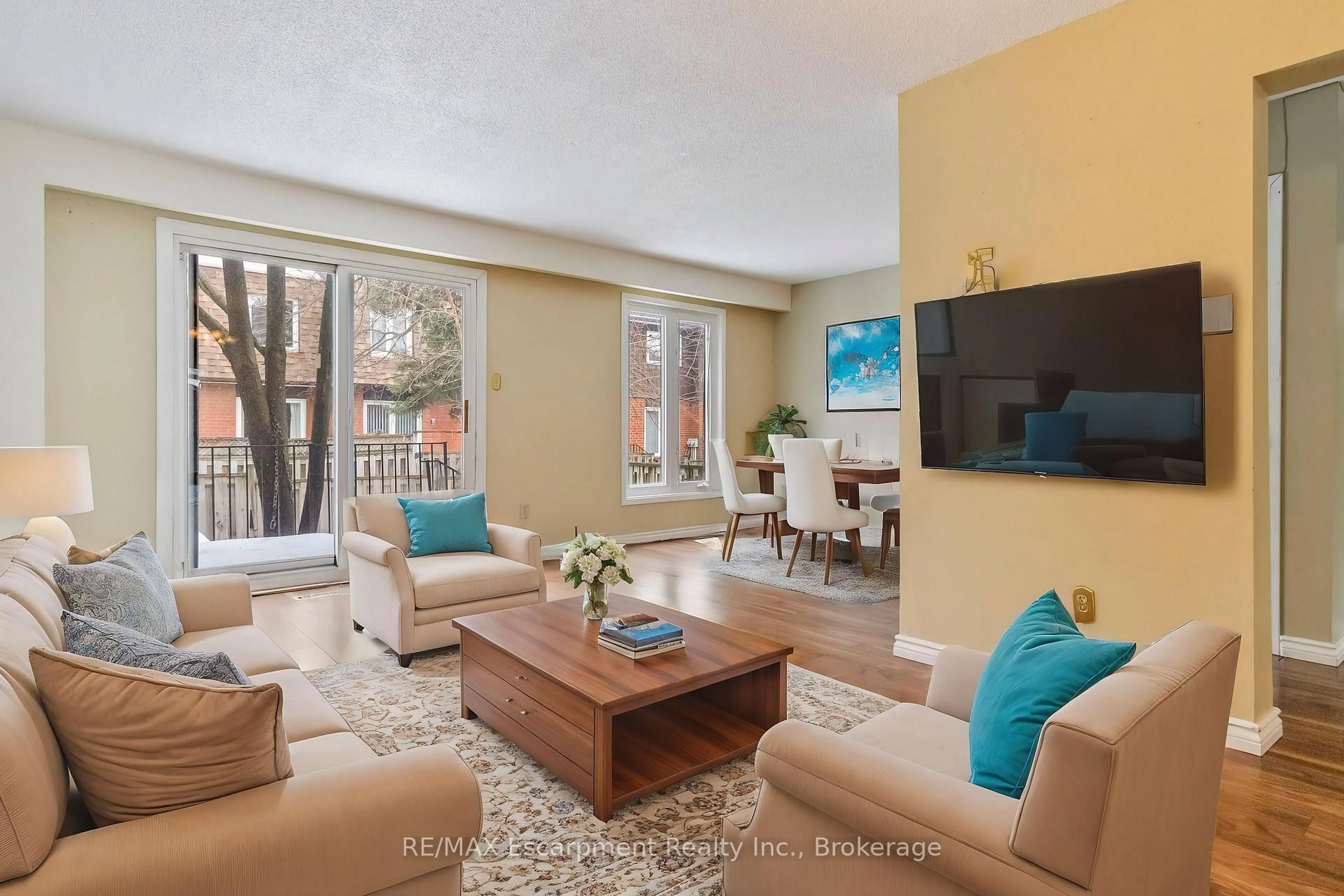 Living room with furniture, unknown for 750 Burnhamthorpe Rd #25, Mississauga Ontario L4Y 2X3