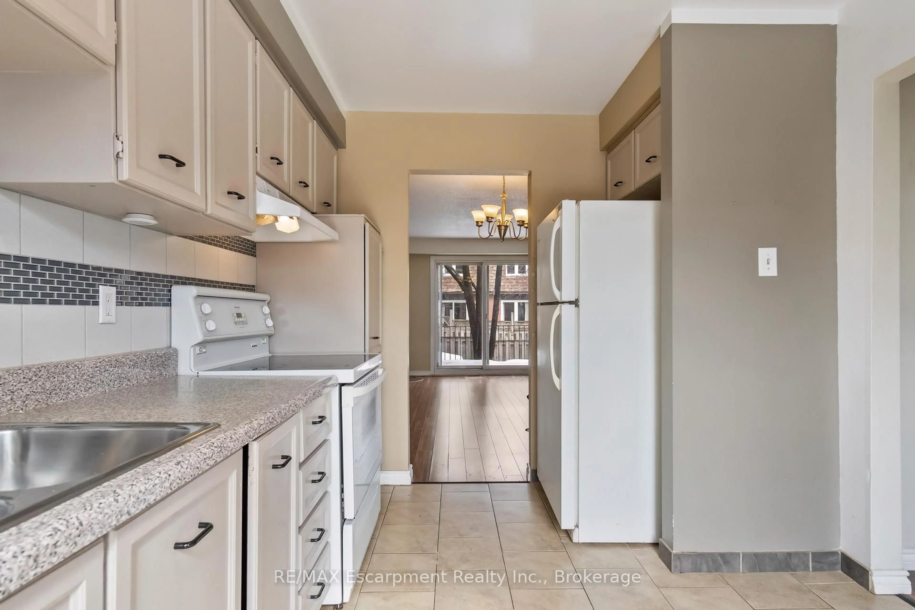 Standard kitchen, ceramic/tile floor for 750 Burnhamthorpe Rd #25, Mississauga Ontario L4Y 2X3