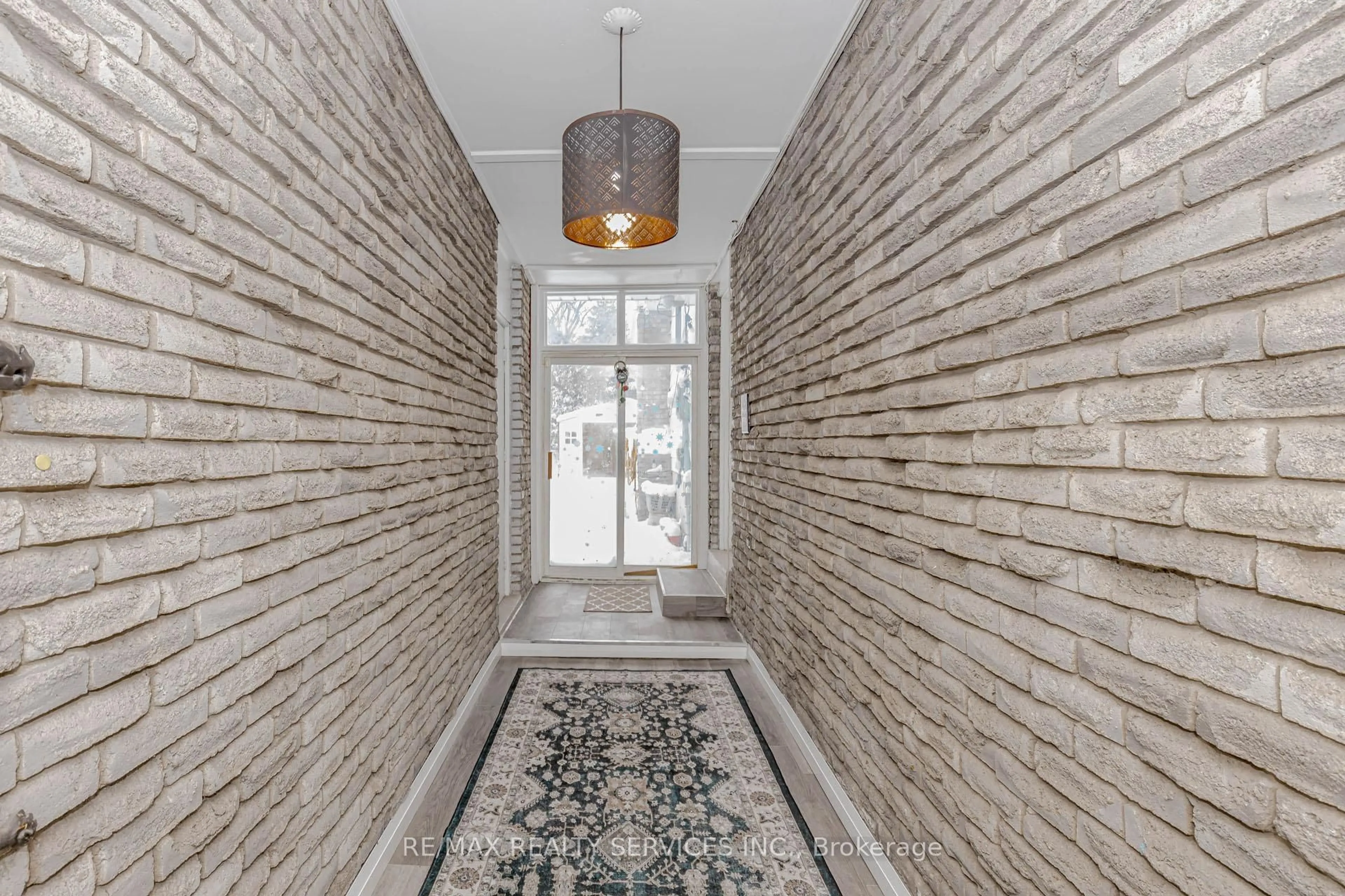 Indoor entryway for 46 Elgin Dr, Brampton Ontario L6Y 1A8