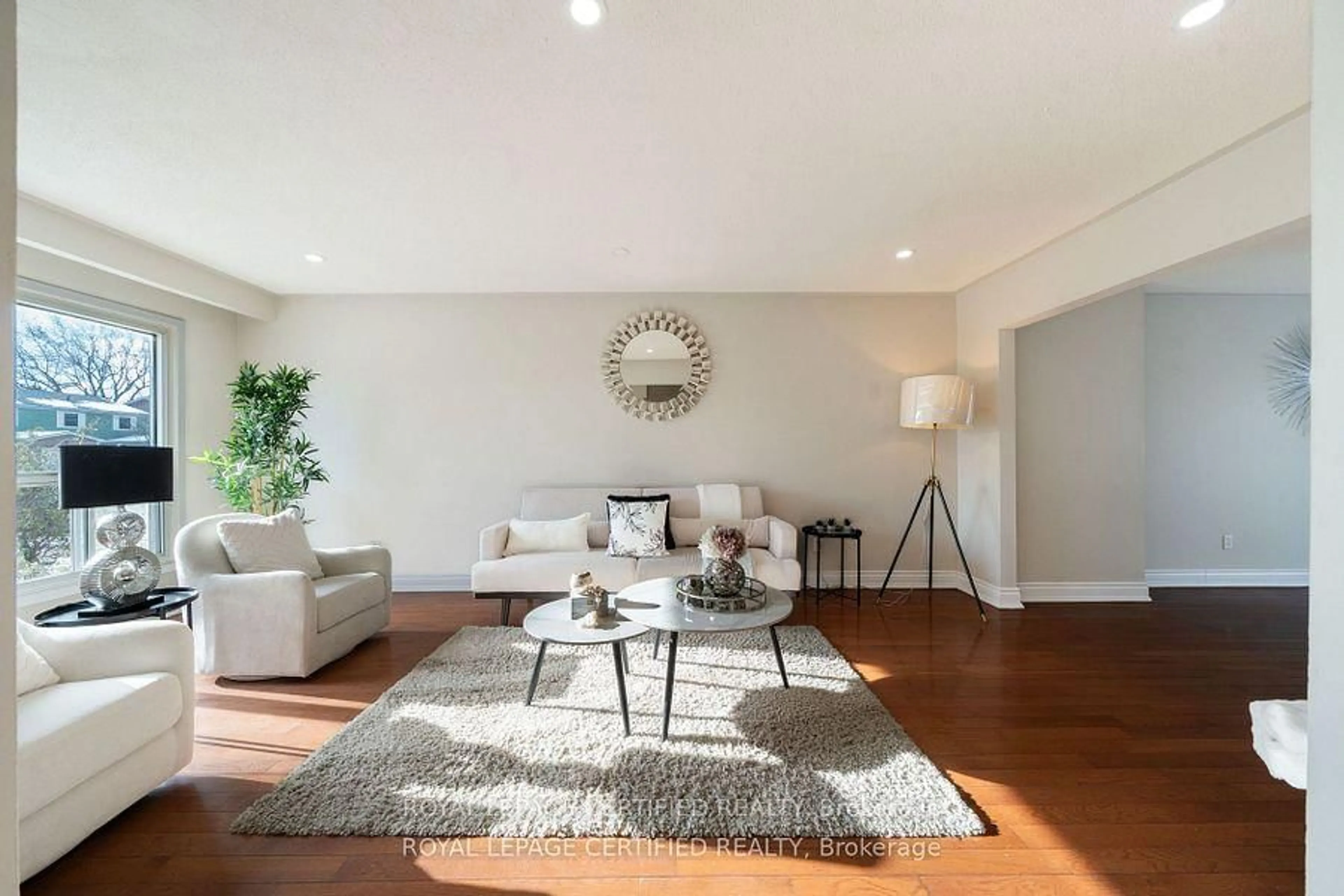 Living room with furniture, wood/laminate floor for 3333 Mainsail Cres, Mississauga Ontario L5L 1H3