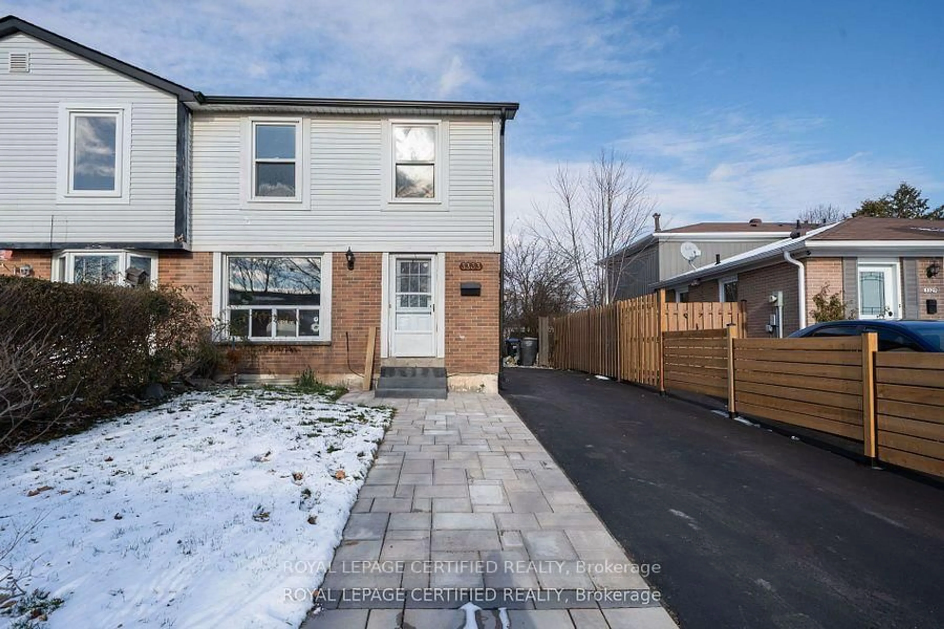A pic from outside/outdoor area/front of a property/back of a property/a pic from drone, street for 3333 Mainsail Cres, Mississauga Ontario L5L 1H3
