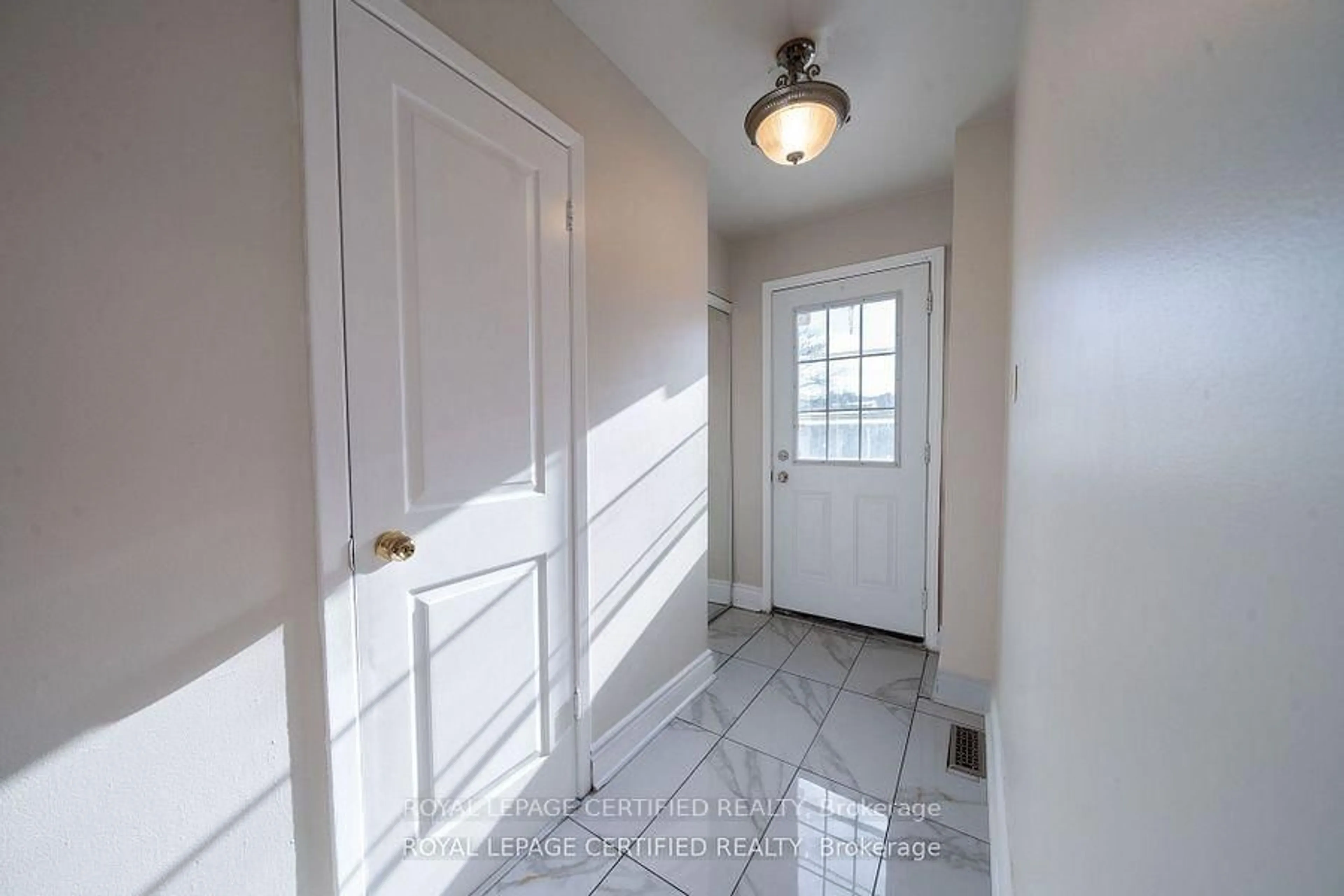 Indoor entryway for 3333 Mainsail Cres, Mississauga Ontario L5L 1H3