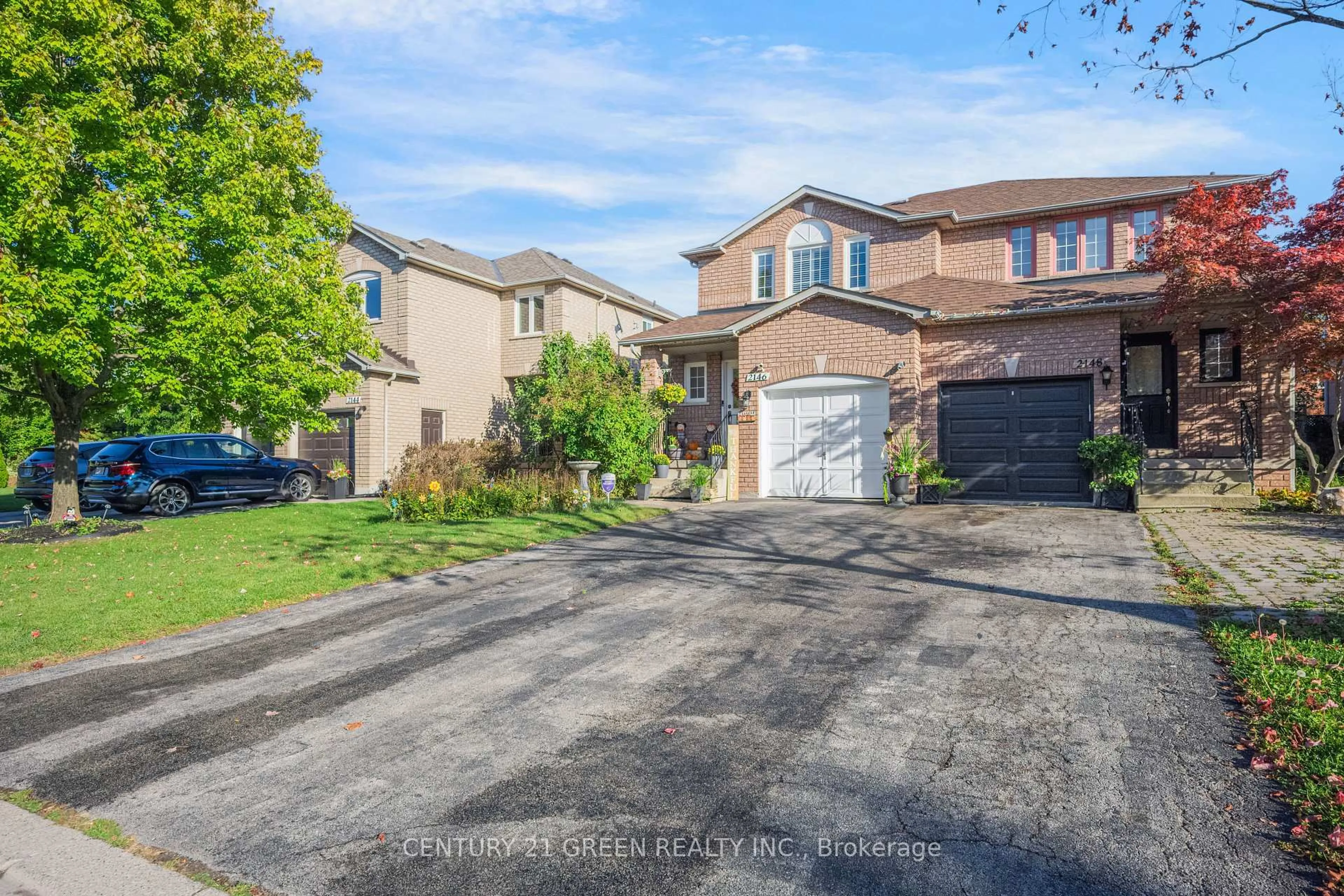 A pic from outside/outdoor area/front of a property/back of a property/a pic from drone, street for 2146 Shady Glen Rd, Oakville Ontario L6M 3N7