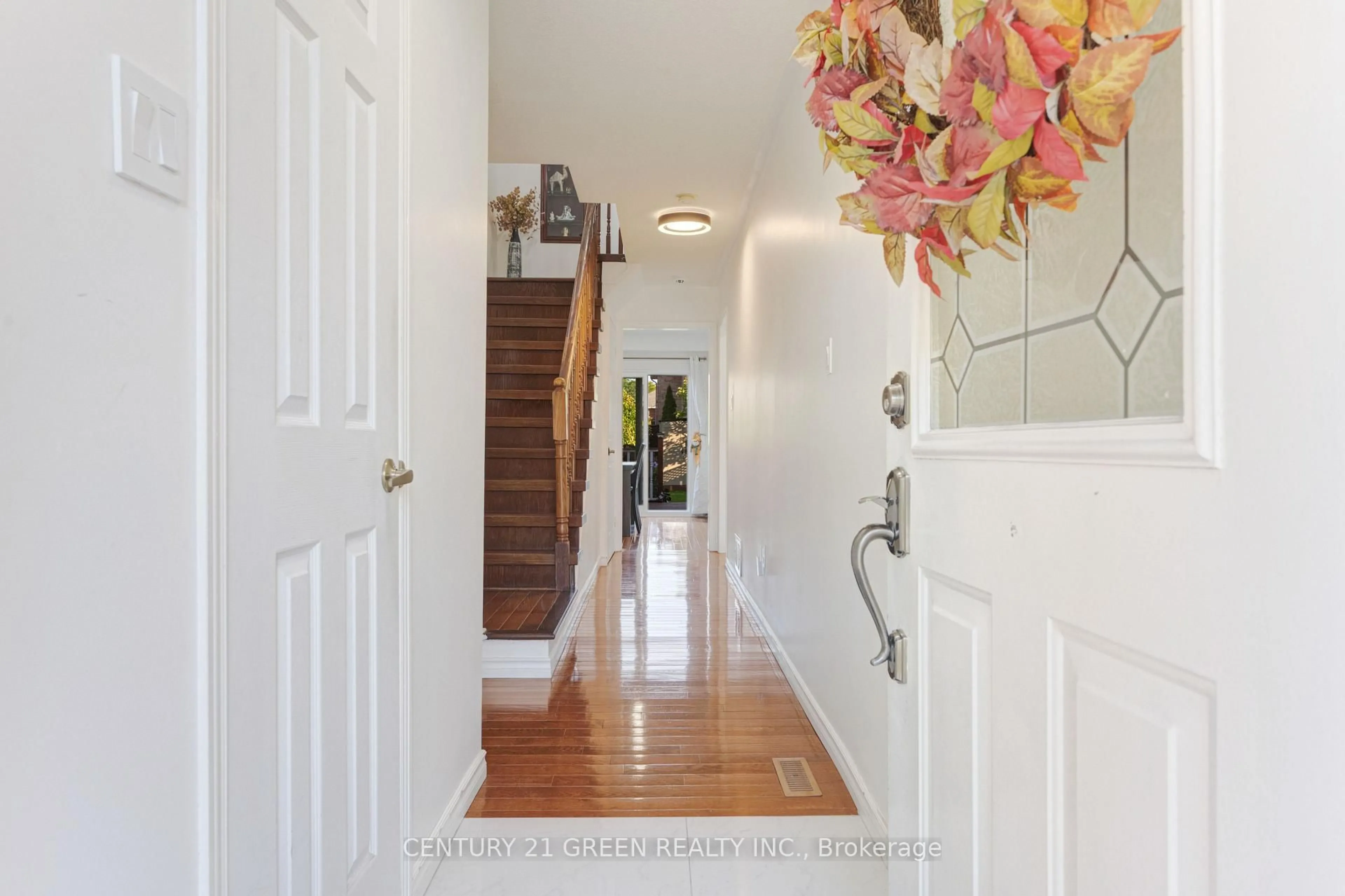 Indoor entryway for 2146 Shady Glen Rd, Oakville Ontario L6M 3N7