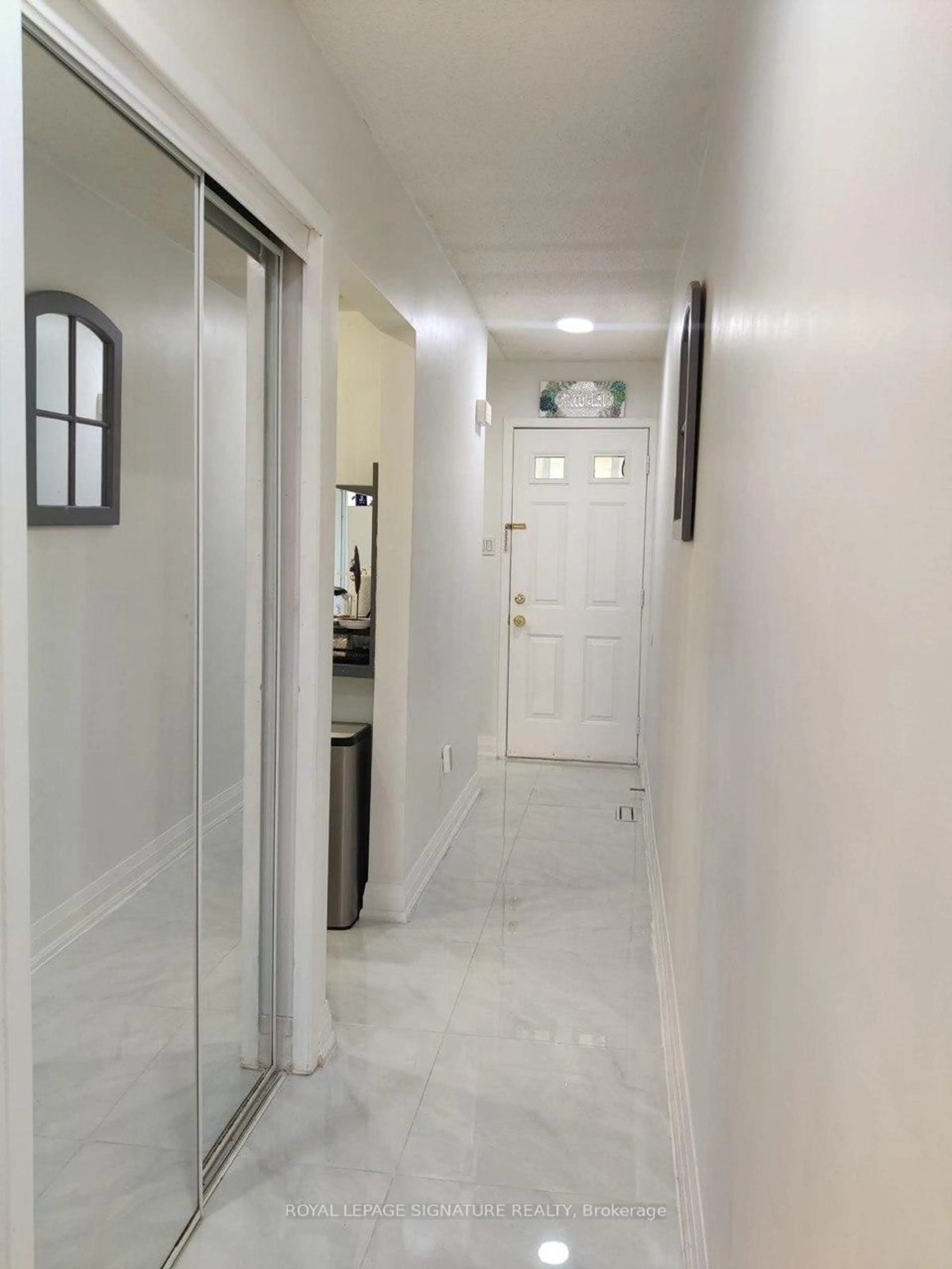 Indoor foyer for 5020 Delaware Dr #25, Mississauga Ontario L4Z 3C7