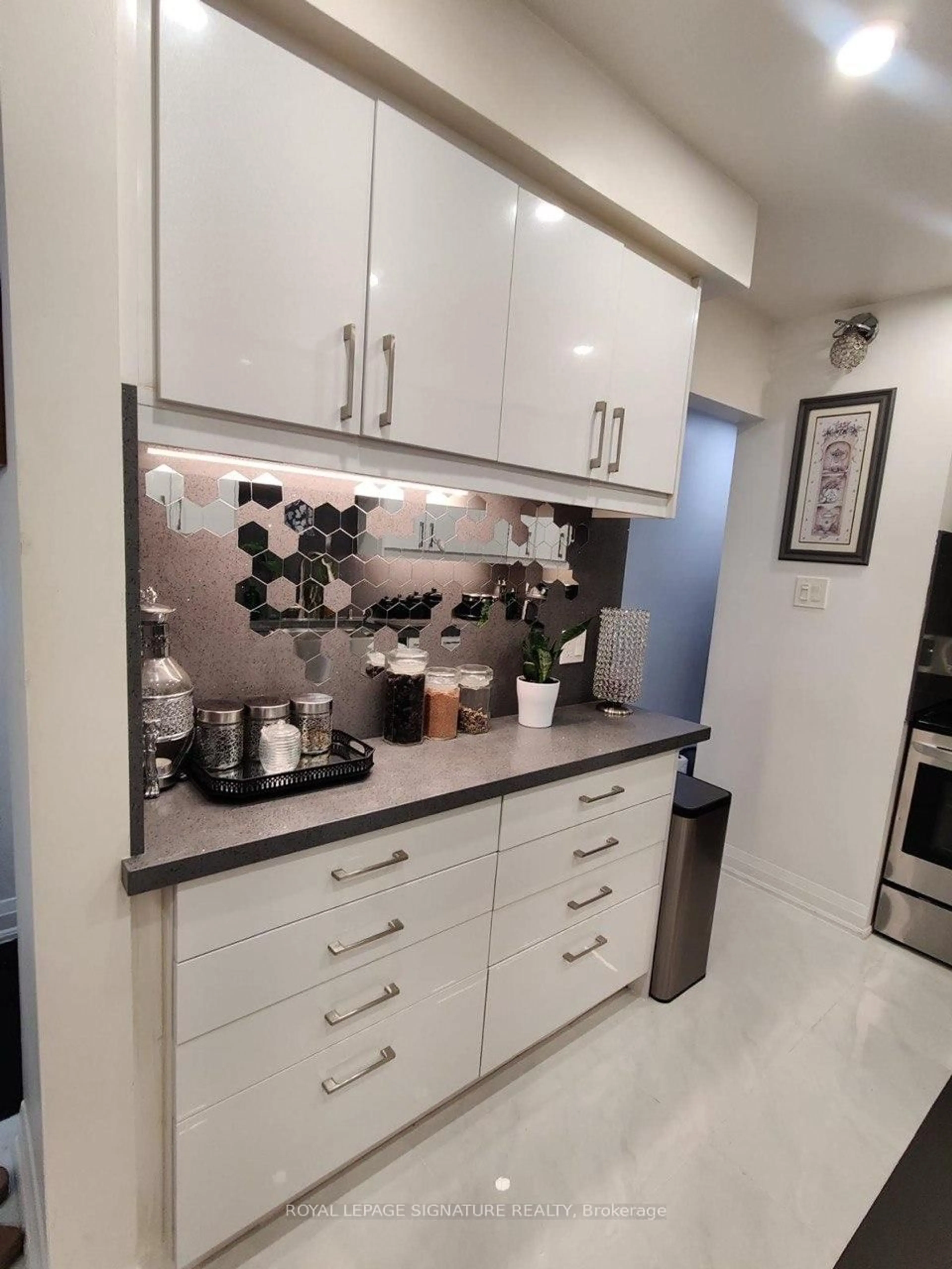Contemporary kitchen, ceramic/tile floor for 5020 Delaware Dr #25, Mississauga Ontario L4Z 3C7