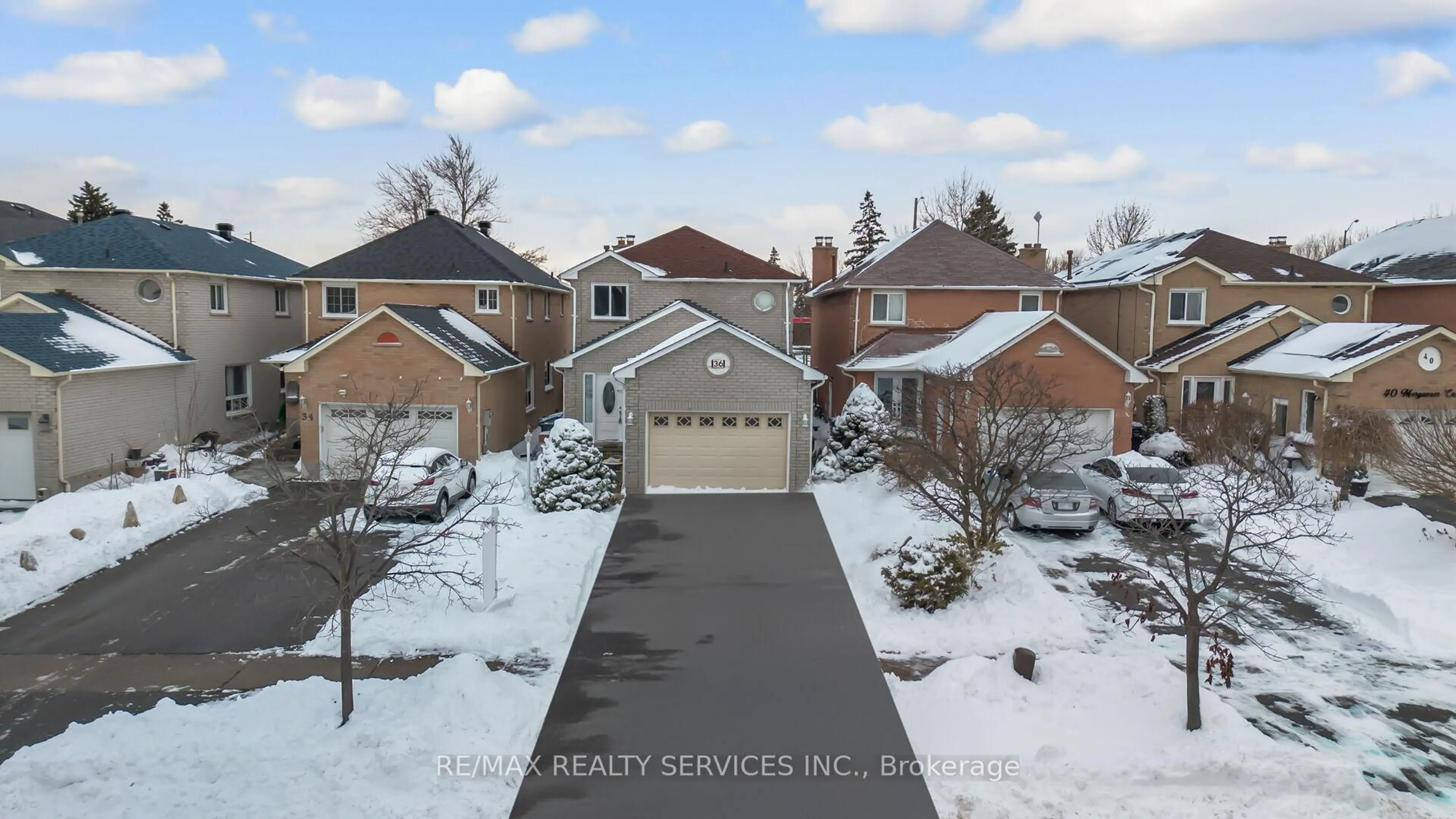 A pic from outside/outdoor area/front of a property/back of a property/a pic from drone, street for 36 Merganser Cres, Brampton Ontario L6W 4E7