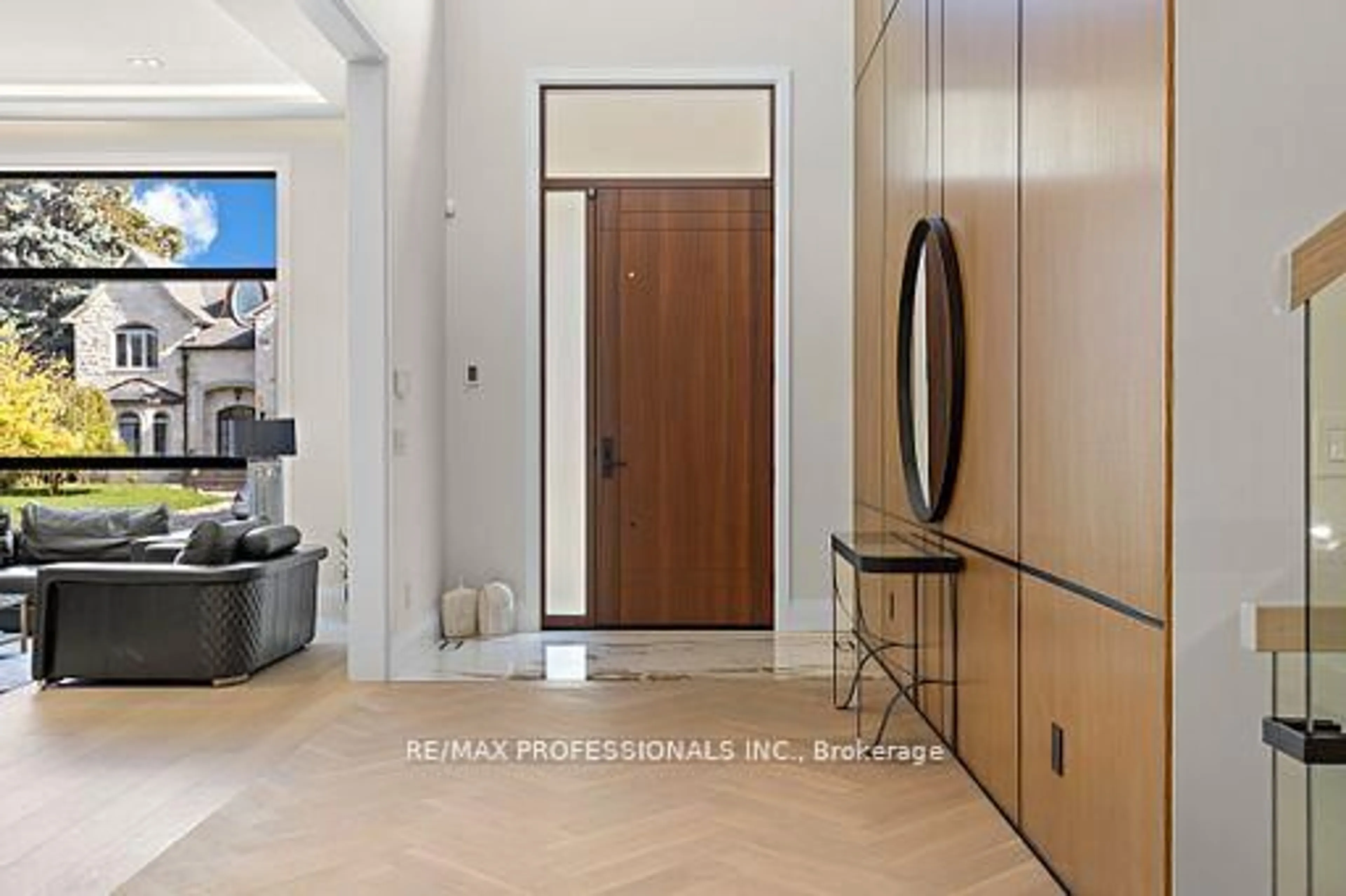 Indoor entryway for 122 Ashbourne Dr, Toronto Ontario M9B 4H8