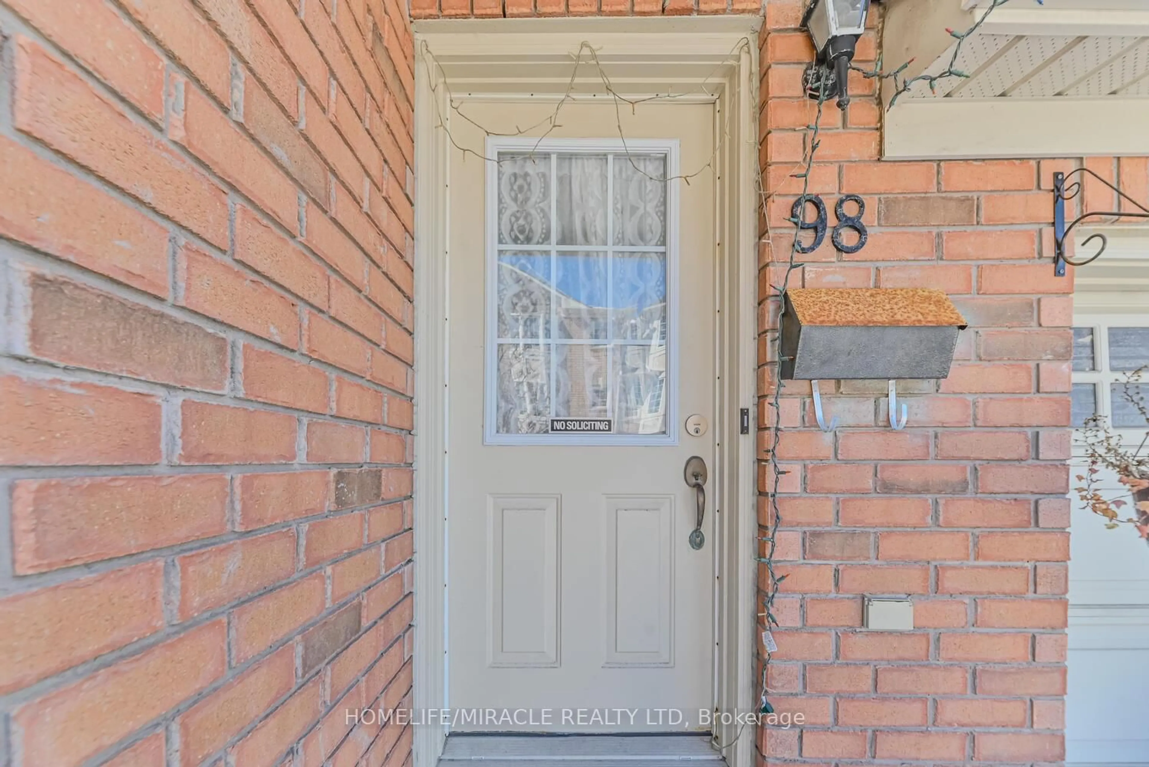 Indoor entryway for 1128 Dundas St #98, Mississauga Ontario L5C 1E1
