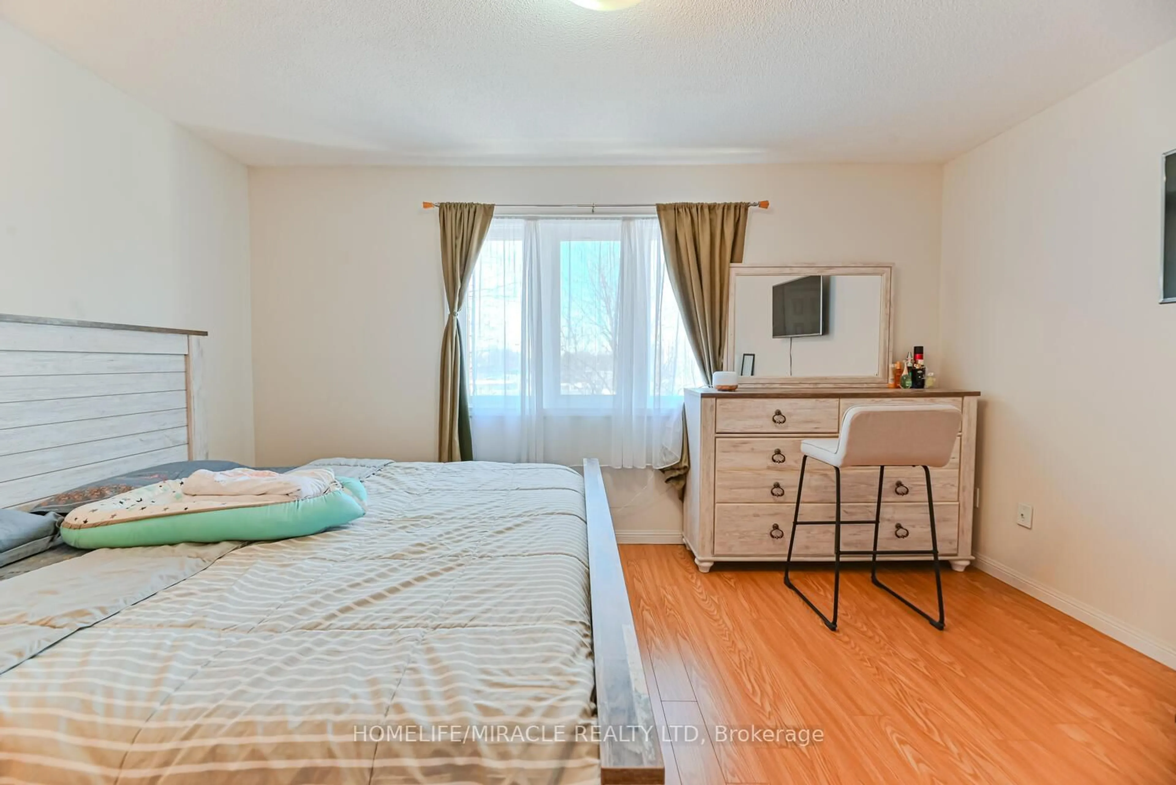 Bedroom with bed, wood/laminate floor for 1128 Dundas St #98, Mississauga Ontario L5C 1E1