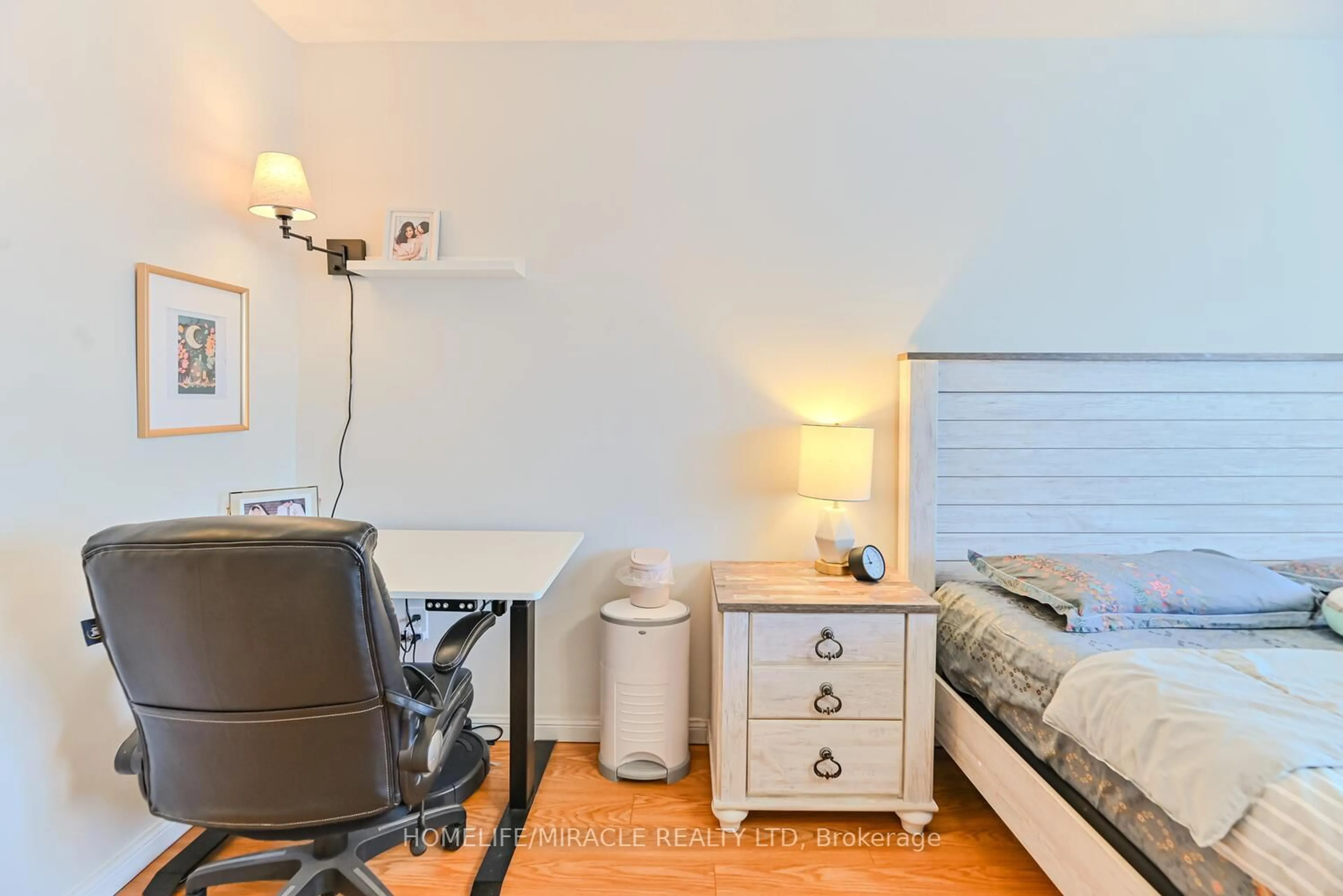 A pic of a room for 1128 Dundas St #98, Mississauga Ontario L5C 1E1