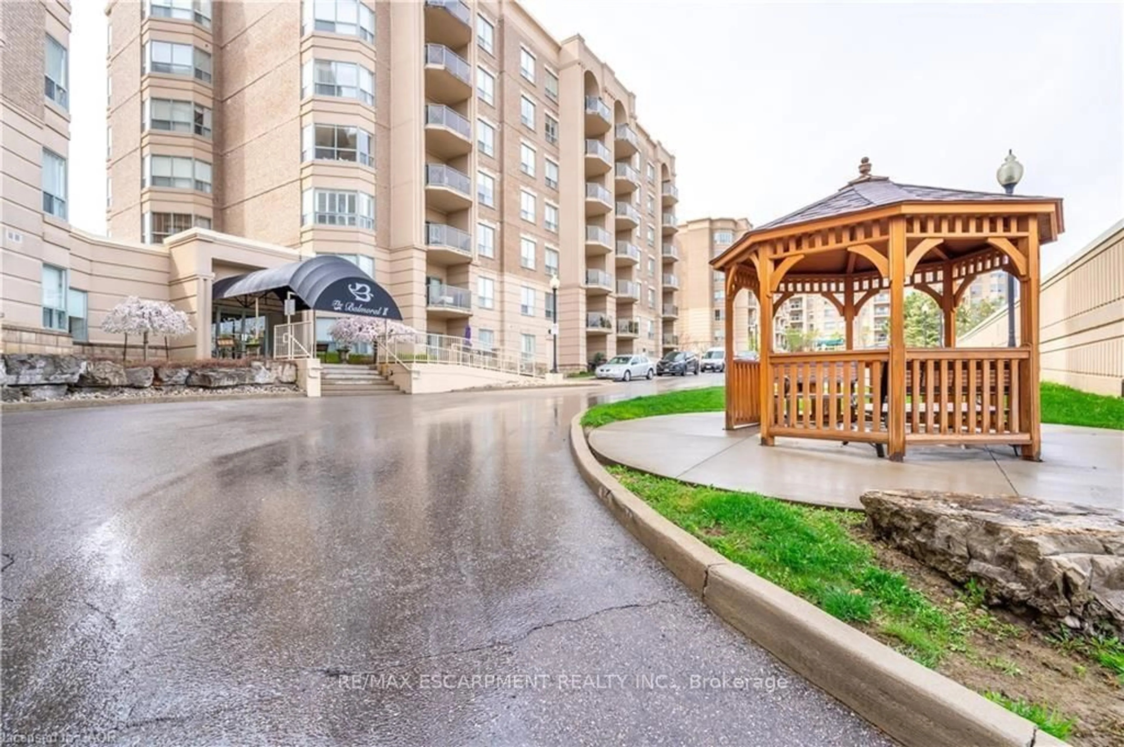 Patio, unknown for 2085 Amherst Hts #208, Burlington Ontario L7P 5C2