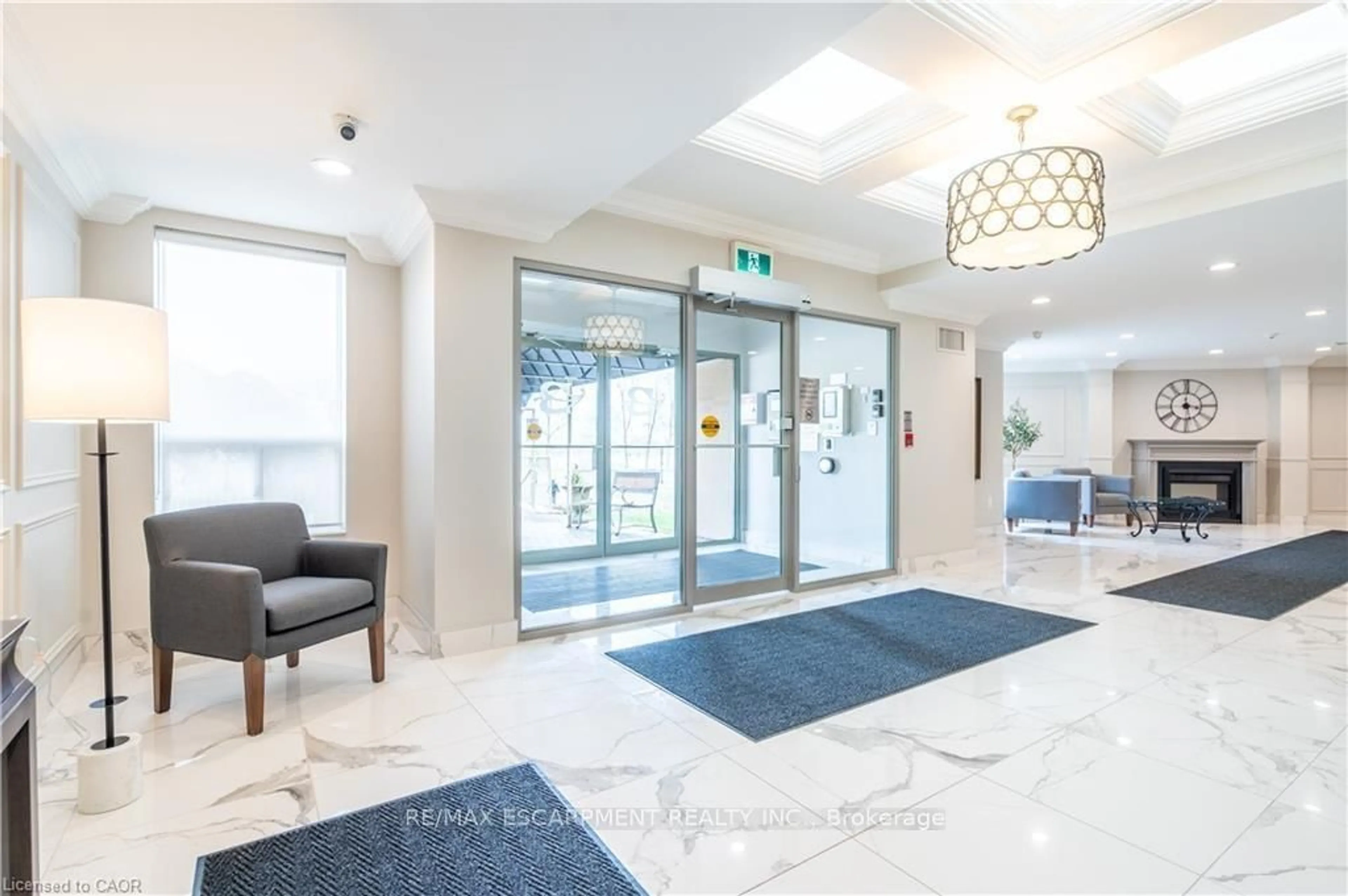 Indoor foyer for 2085 Amherst Hts #208, Burlington Ontario L7P 5C2