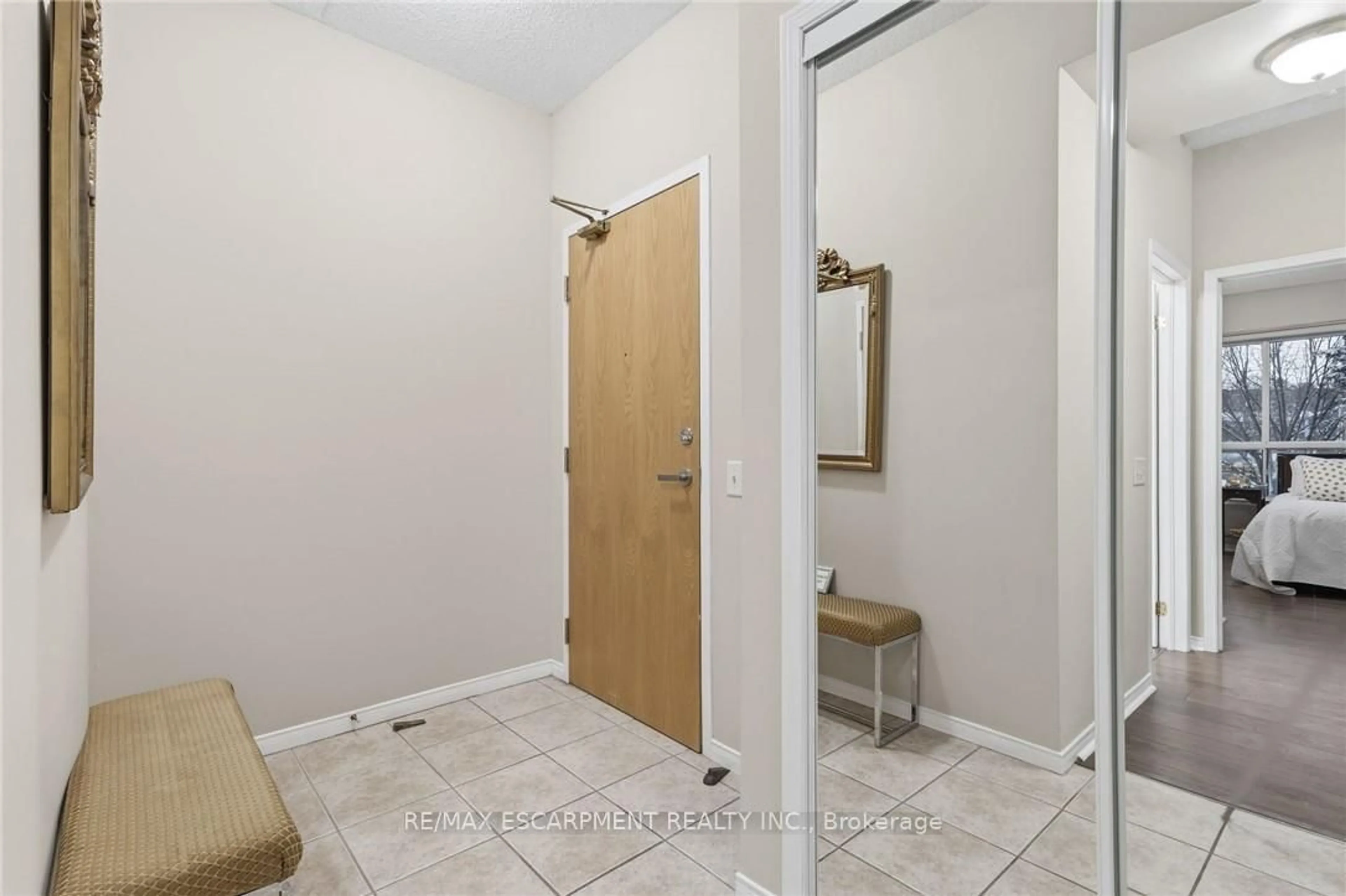 Indoor entryway for 2085 Amherst Hts #208, Burlington Ontario L7P 5C2