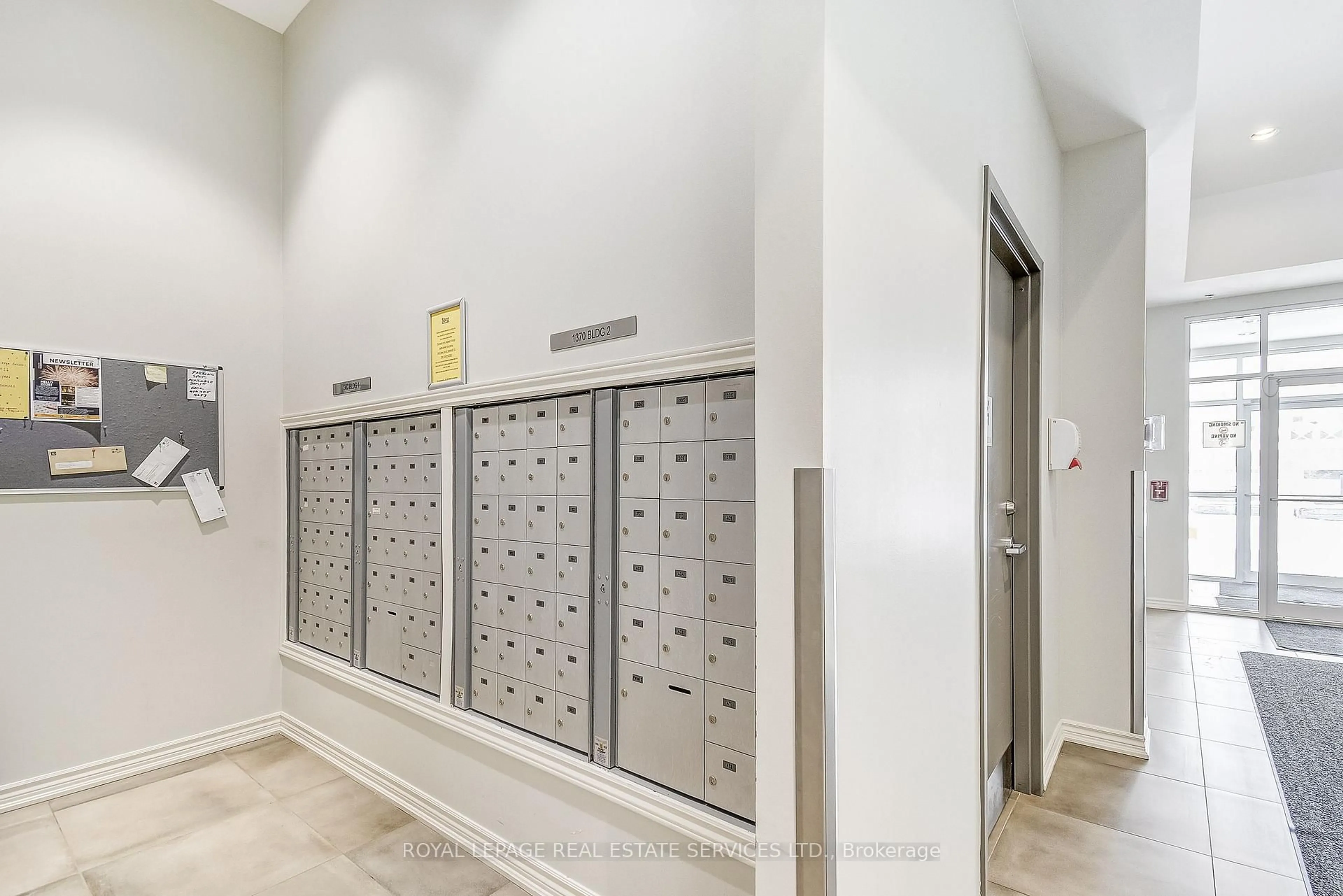 Indoor foyer for 1360 Costigan Rd #211, Milton Ontario L9T 0Y8