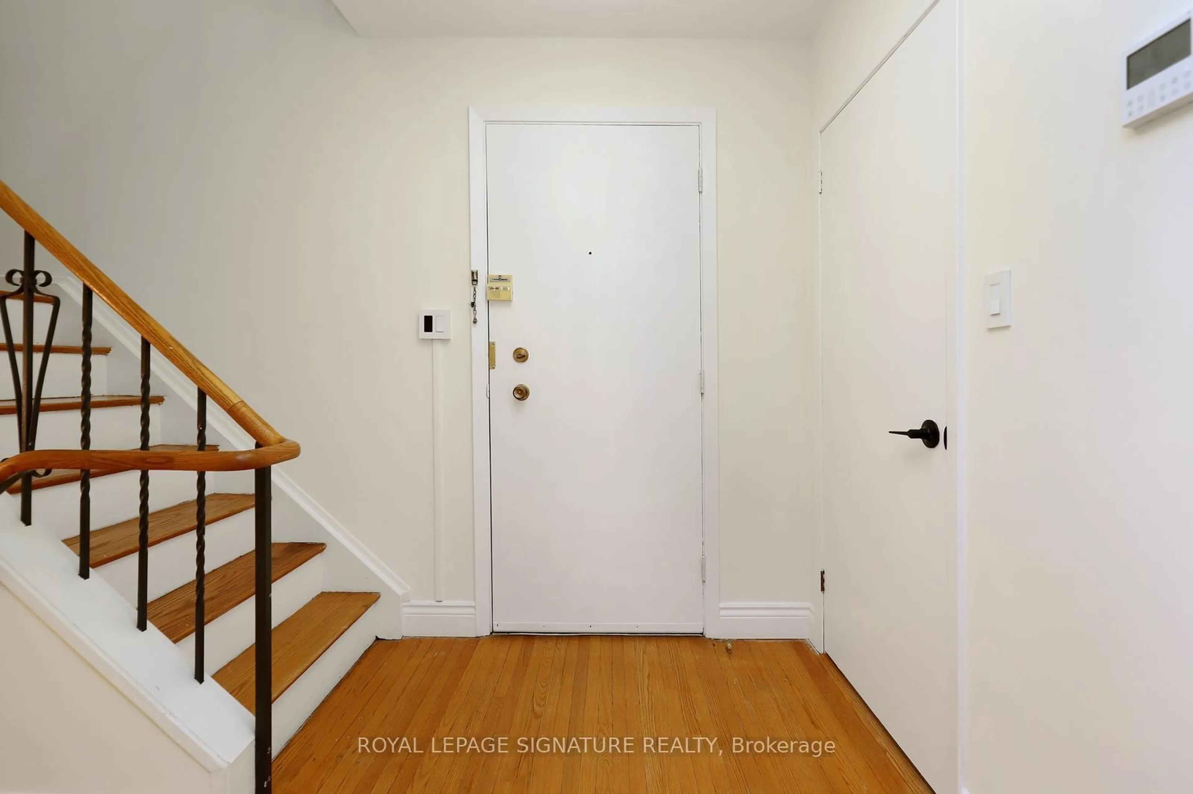 Indoor entryway for 160 Carsbrooke Rd ##20, Toronto Ontario M9C 1G9