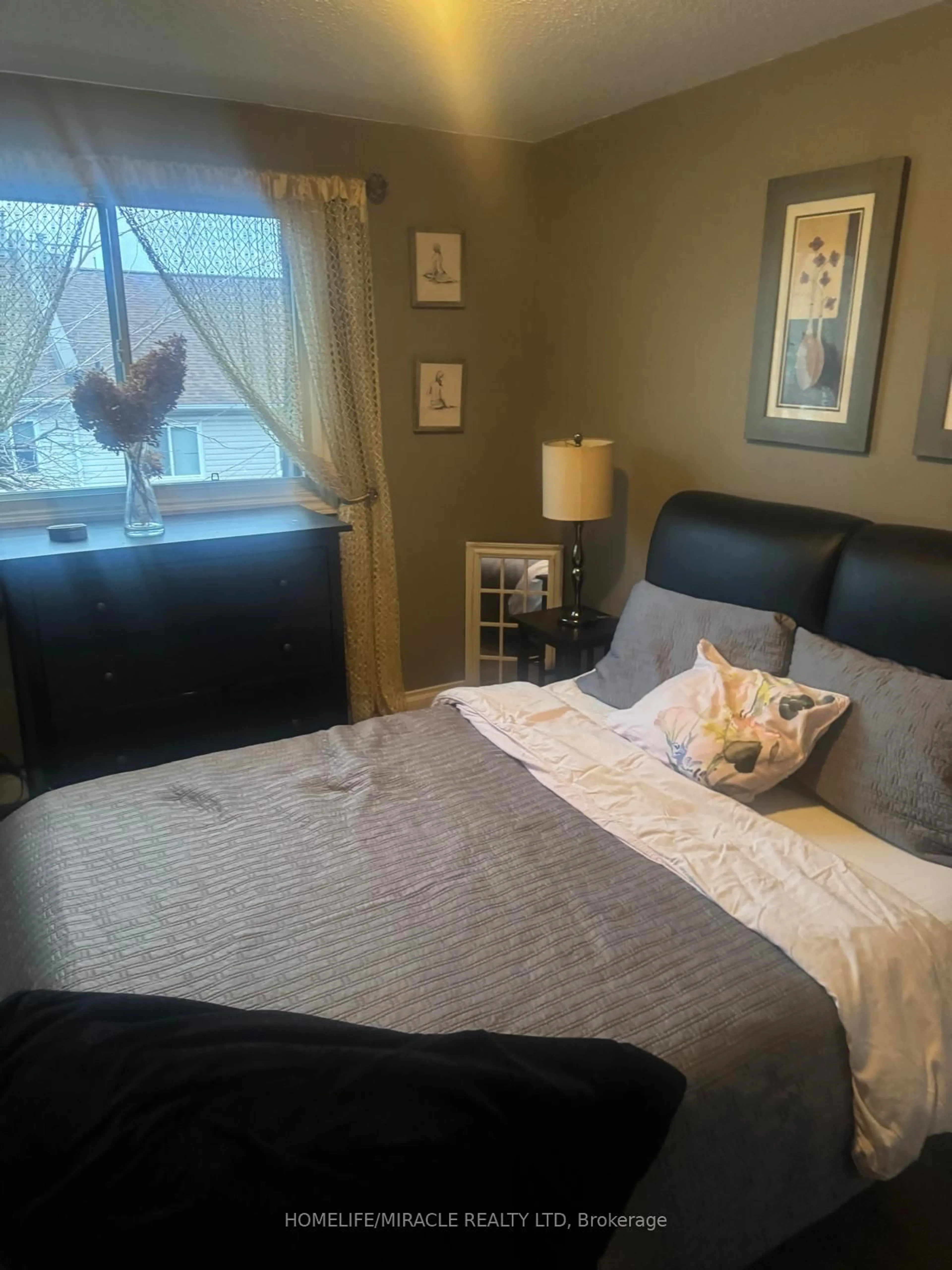 A pic of a room for 1051 Cedarglen Gate #51, Mississauga Ontario L5C 3A7