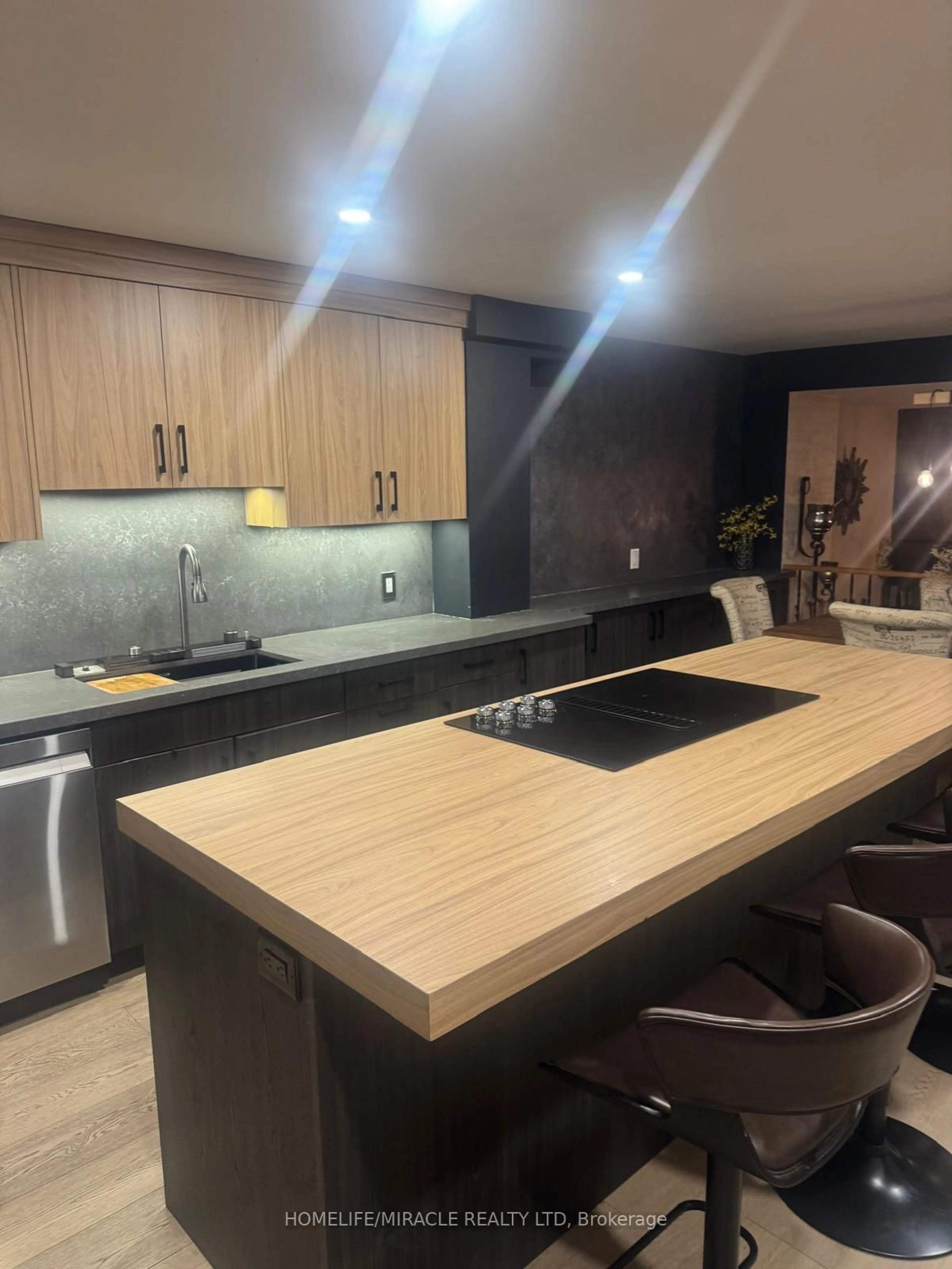 Contemporary kitchen, unknown for 1051 Cedarglen Gate #51, Mississauga Ontario L5C 3A7