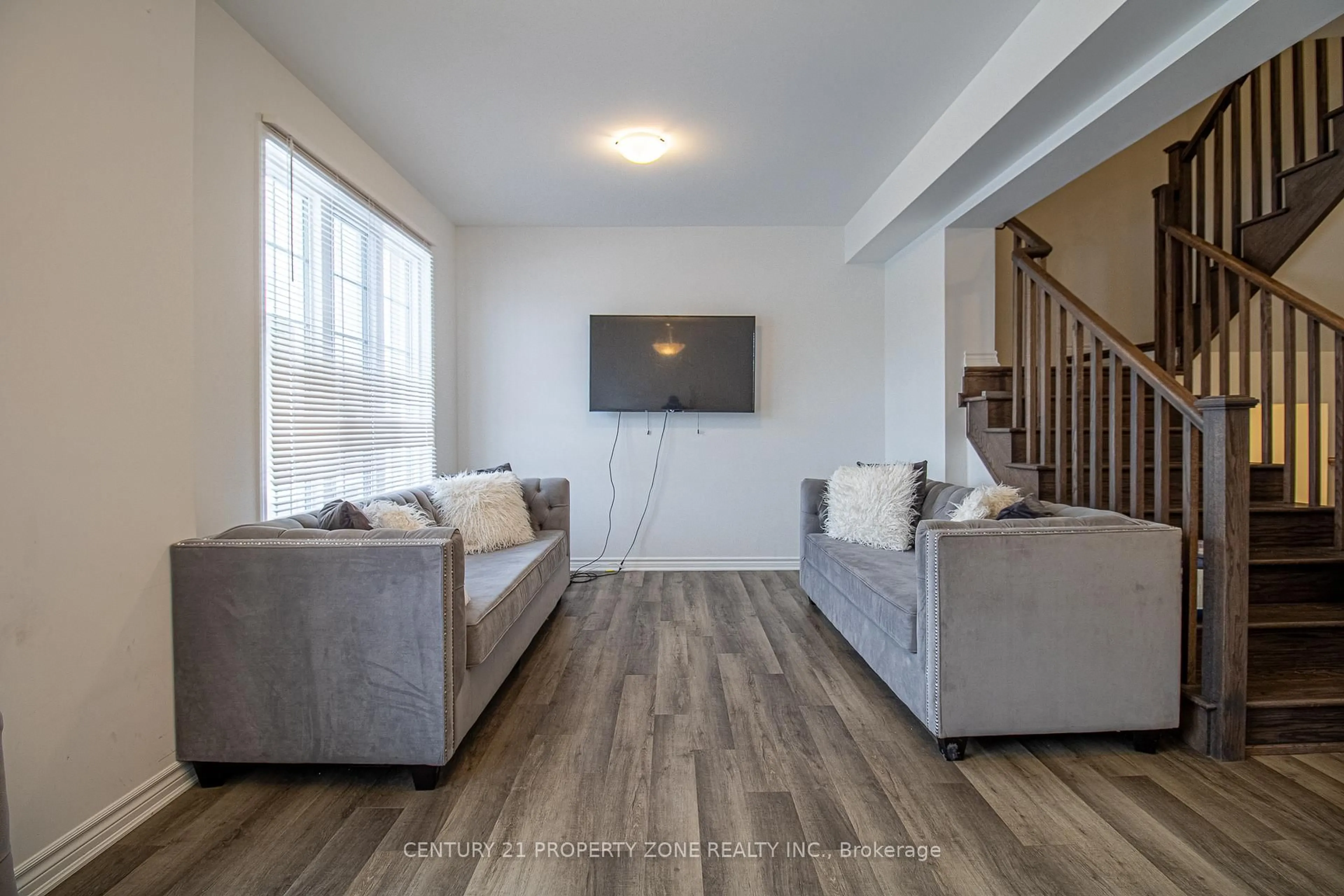 Living room with furniture, unknown for 6 Bellasera Way, Caledon Ontario L7C 1Z9