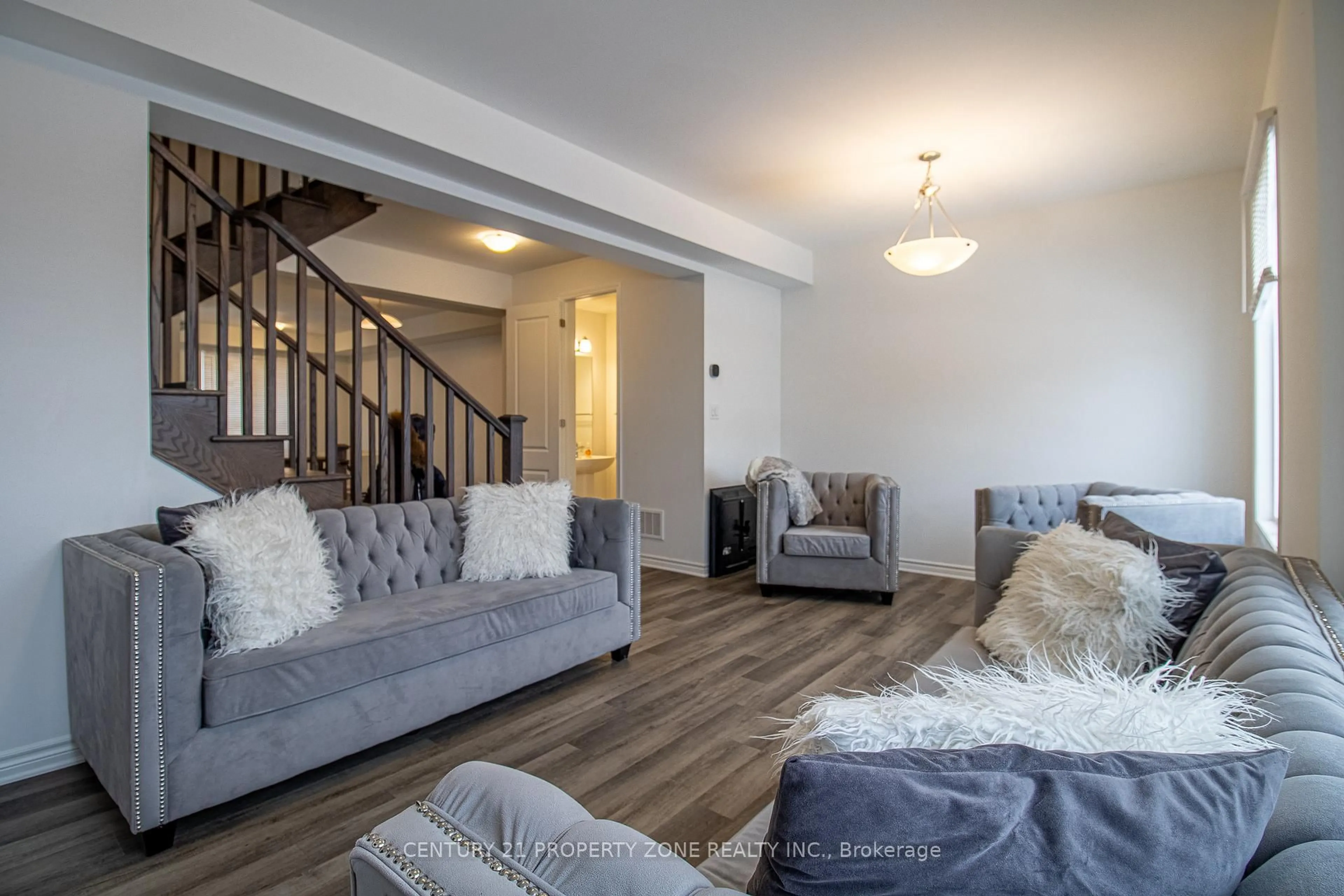 Living room with furniture, unknown for 6 Bellasera Way, Caledon Ontario L7C 1Z9