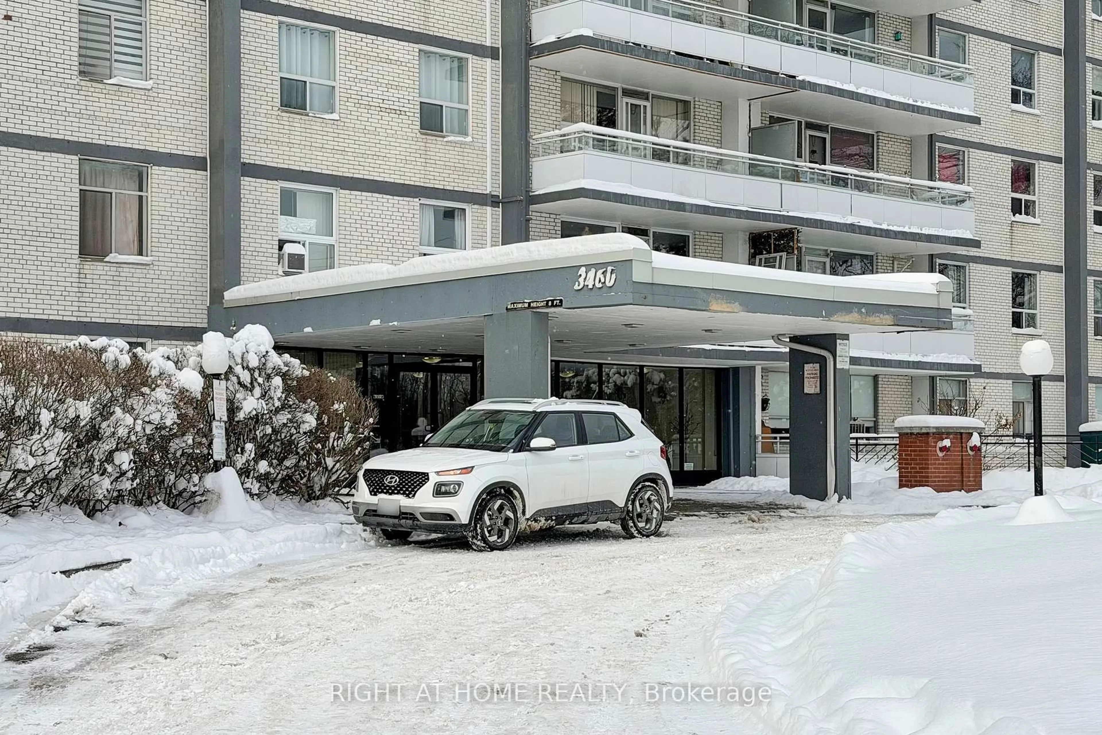 Indoor foyer for 3460 Keele St #723, Toronto Ontario M3J 1L9