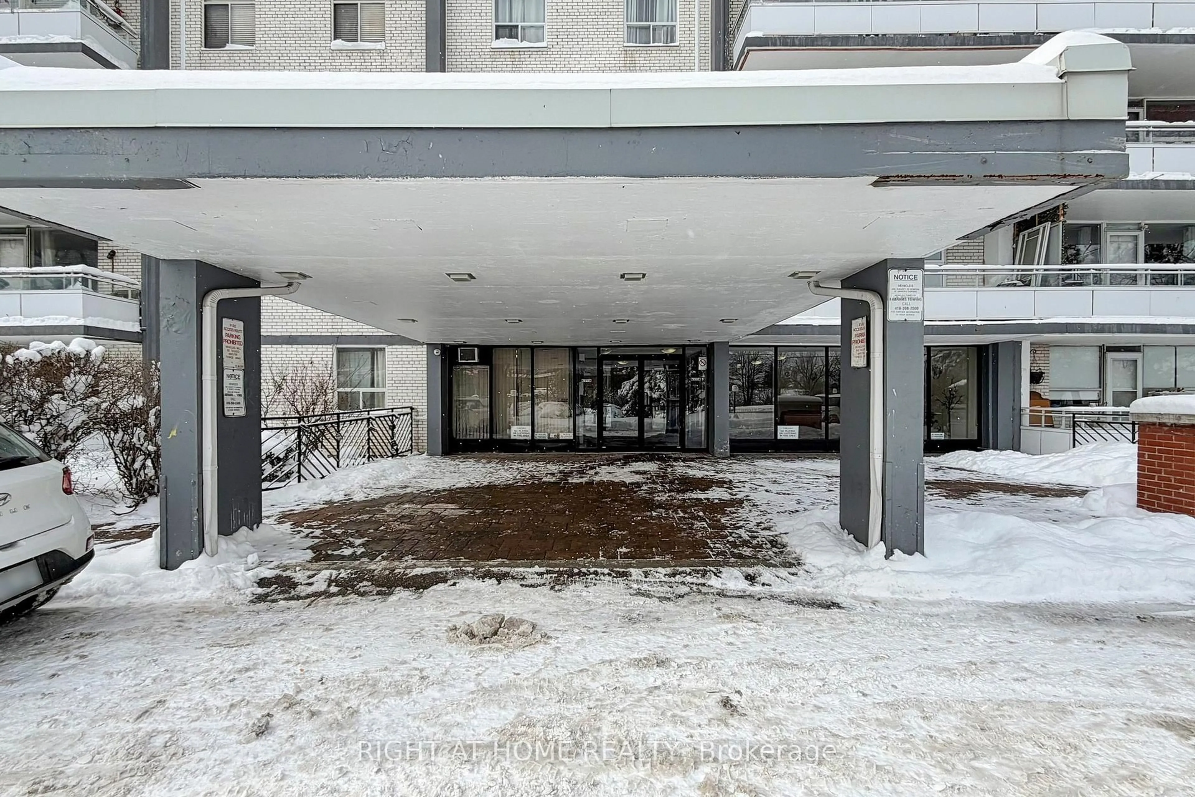 Indoor foyer for 3460 Keele St #723, Toronto Ontario M3J 1L9