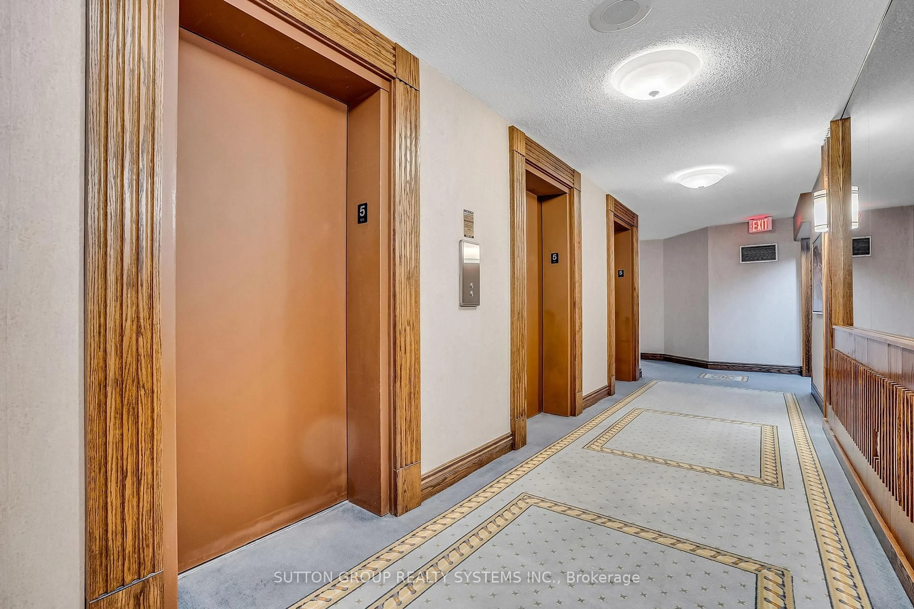 Indoor foyer for 2180 Marine Dr #501, Oakville Ontario L6L 5V2