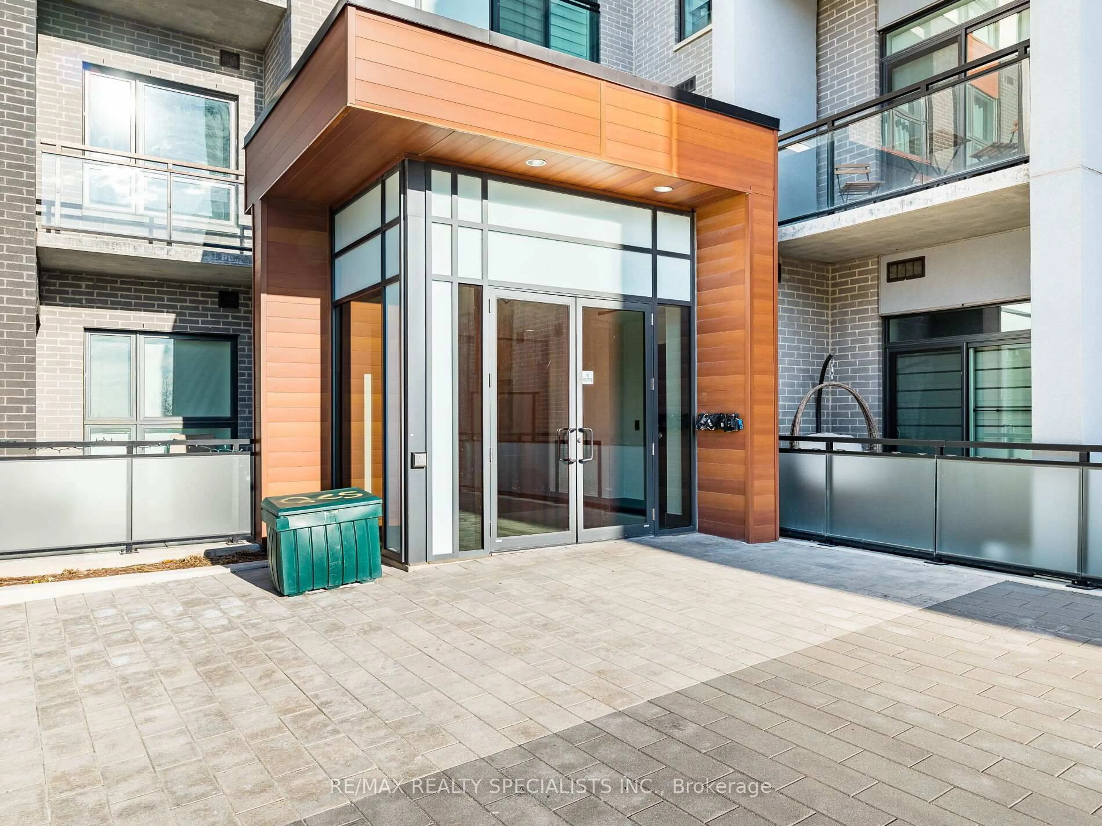 Indoor foyer for 50 Kaitting Tr #613, Oakville Ontario L6M 5N3