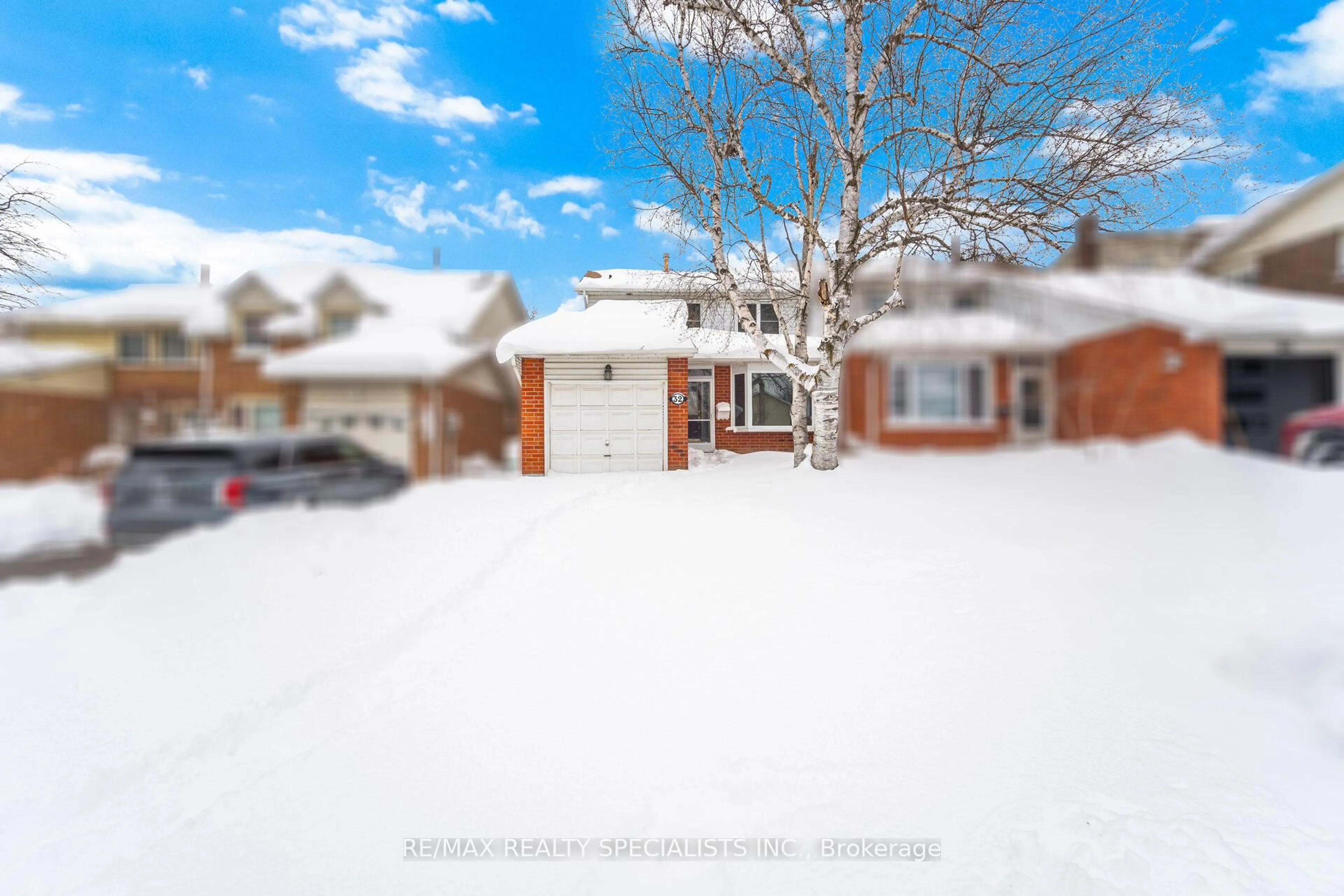 A pic from outside/outdoor area/front of a property/back of a property/a pic from drone, street for 32 Courtleigh Sq, Brampton Ontario L6Z 1J3